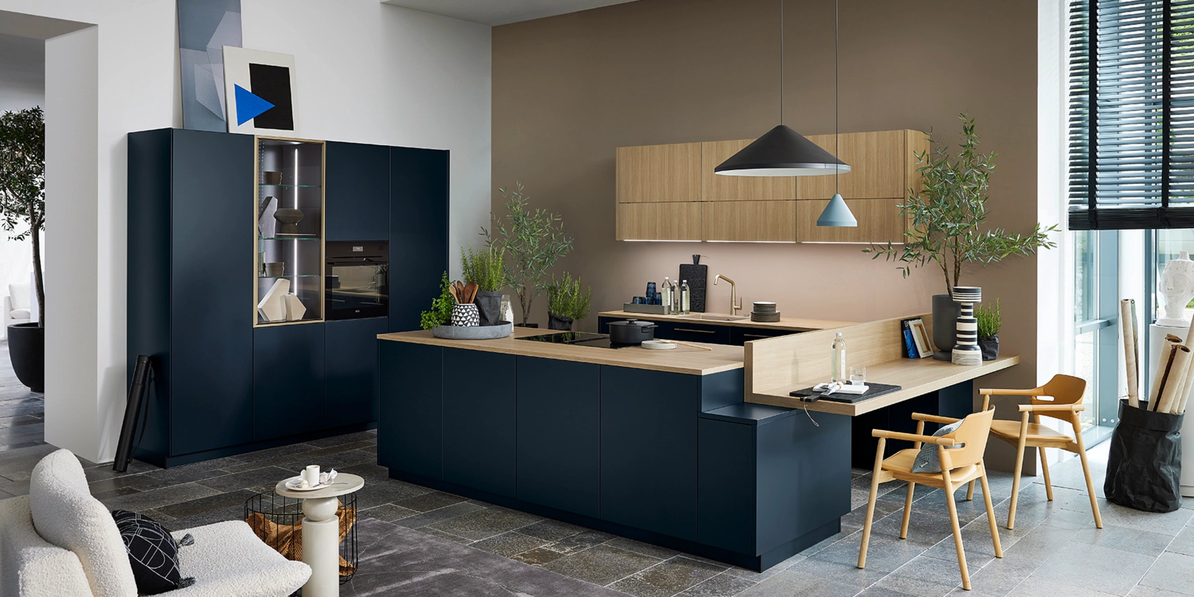Cuisine moderne avec armoires sombres et accents en bois, conçue par Nolte Kitchen.