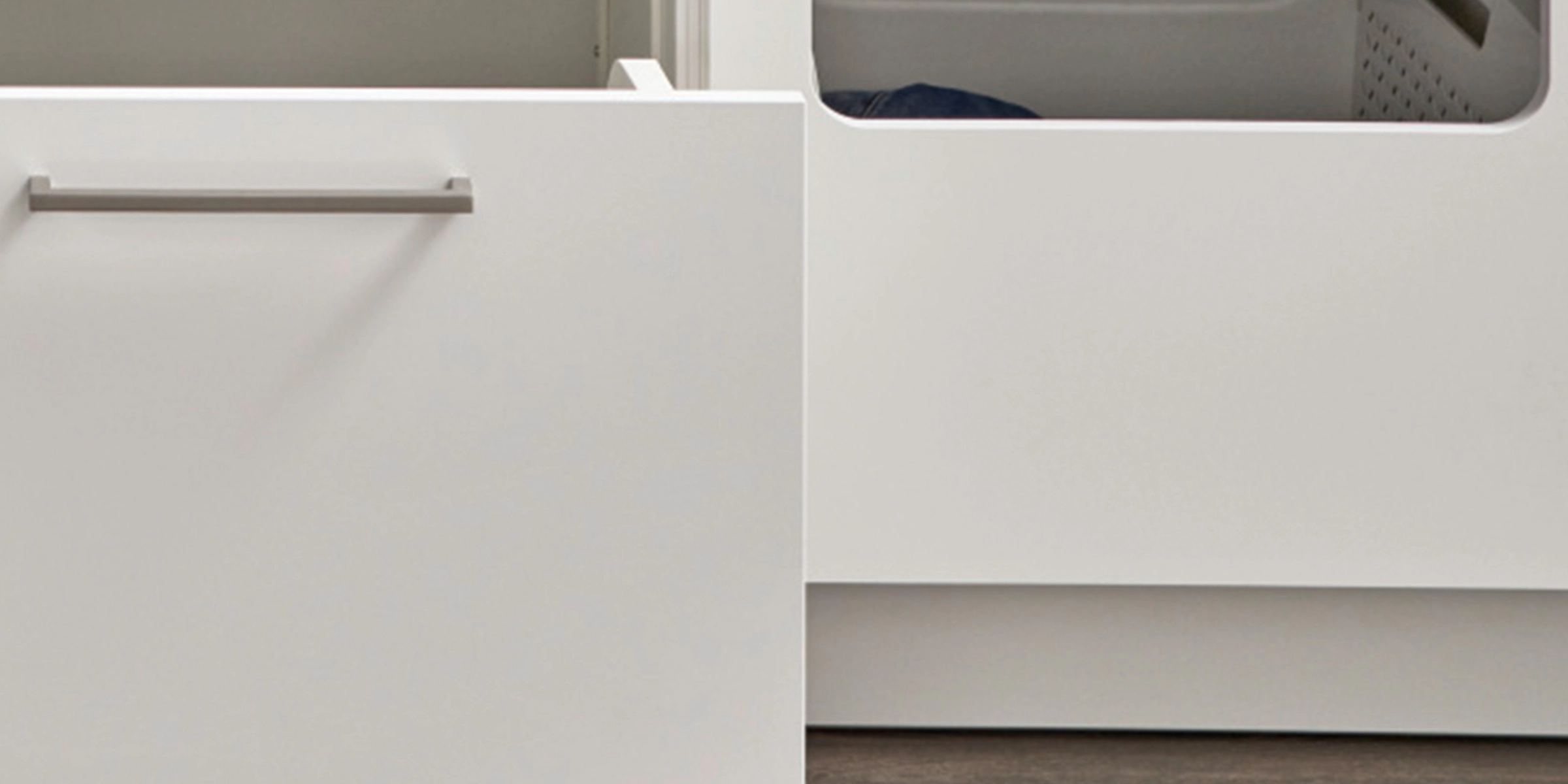 Un placard et un tiroir ouverts dans une cuisine moderne de Nolte Kitchen.