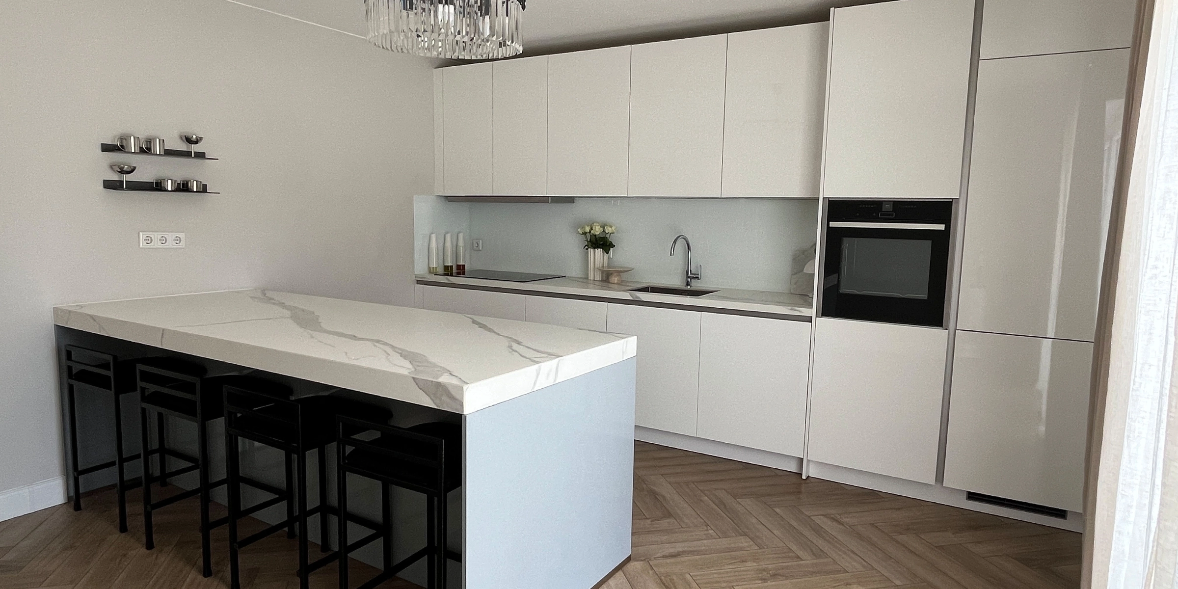 Cuisine moderne avec mobilier blanc et îlot, équipée par Nolte Kitchen.