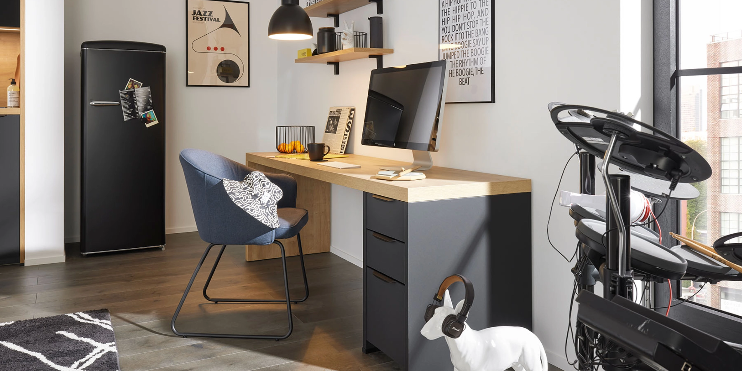 A modern office with a desk, chair, and decor by Nolte Living.