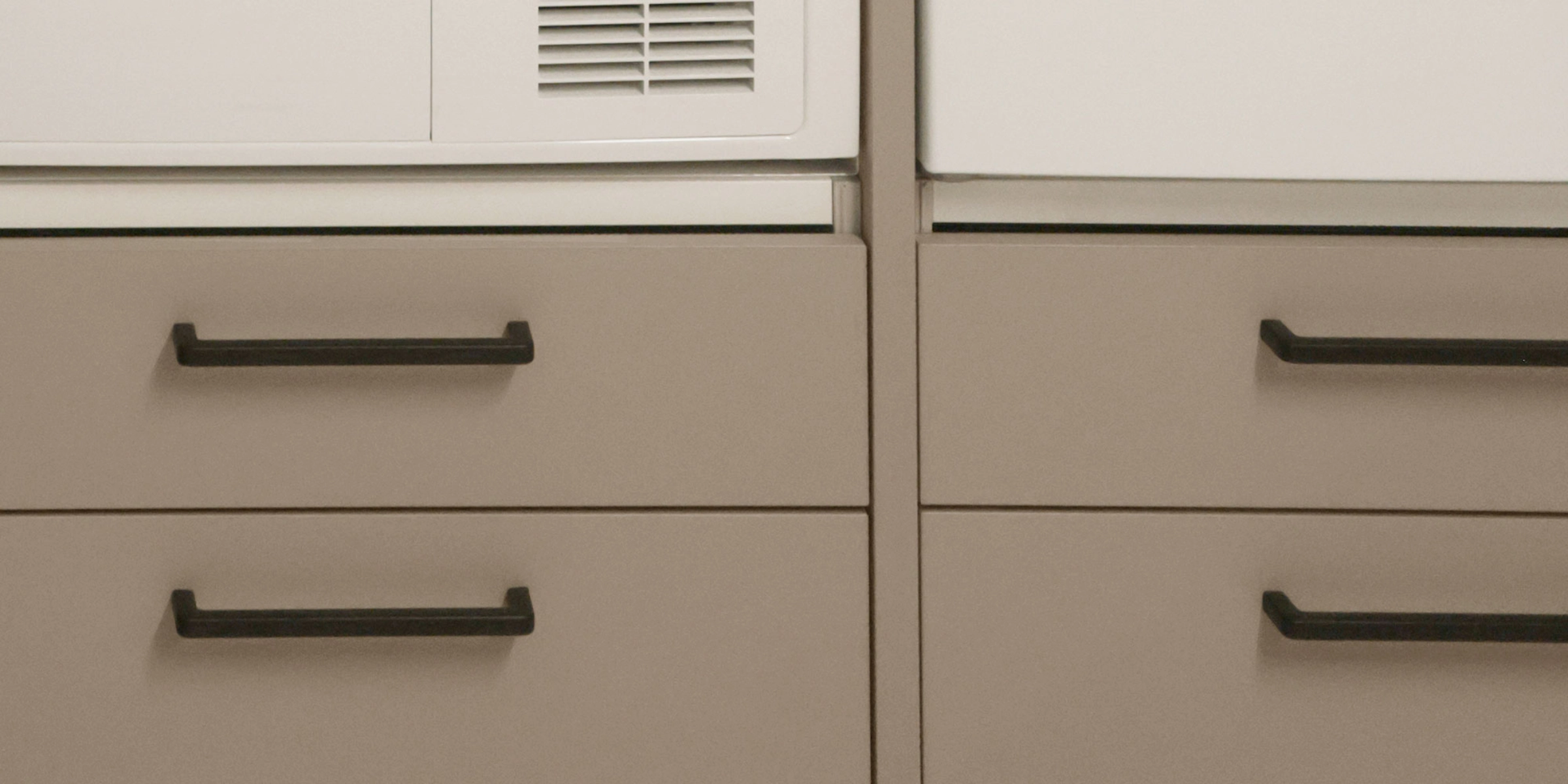 Une buanderie avec des placards et appareils de Nolte Utility Rooms.
