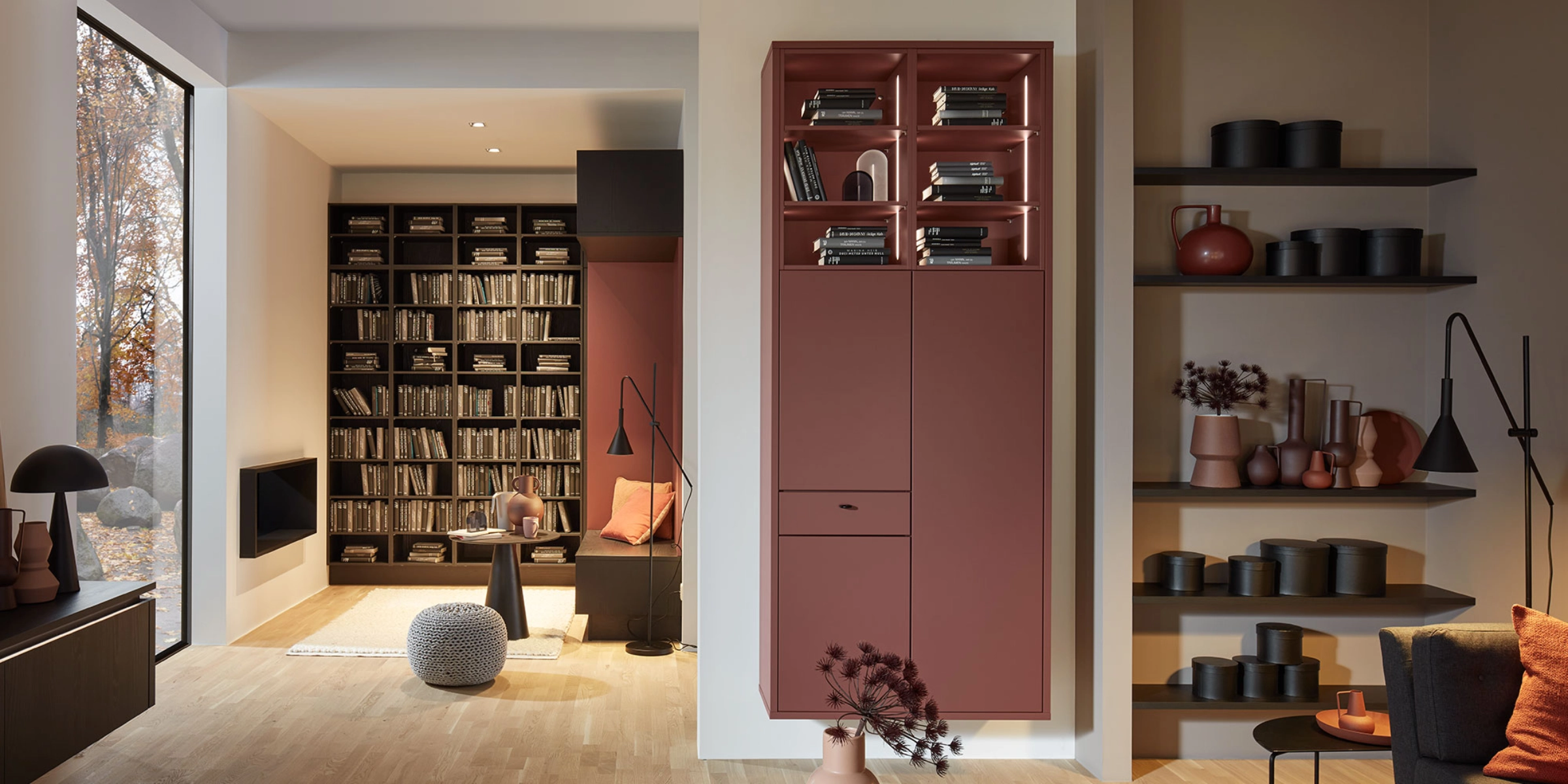 Een modern woonkamer met planken en decoraties, Nolte Living.
