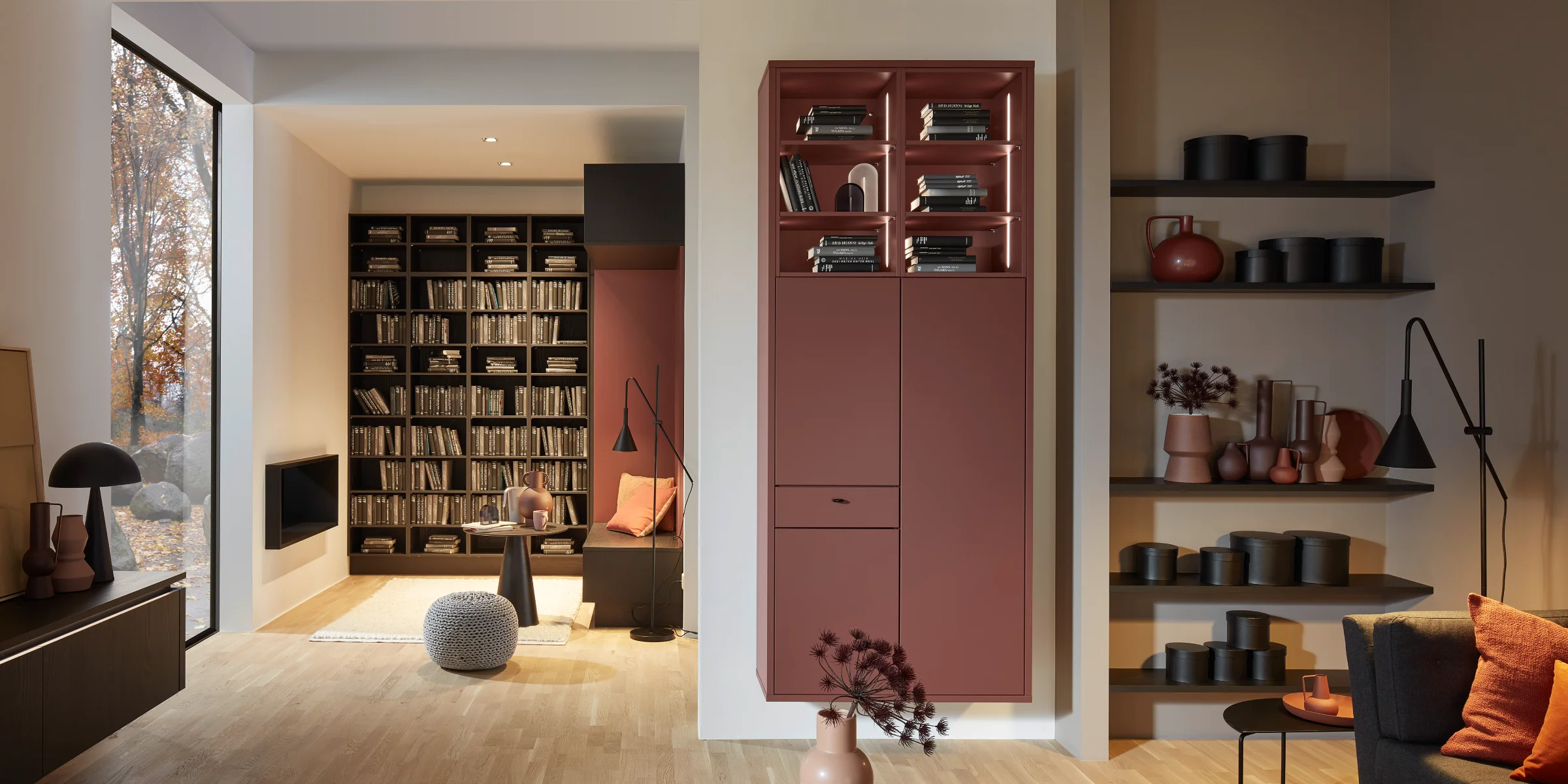 Una sala de estar moderna con estantes y decoraciones, Nolte Living.