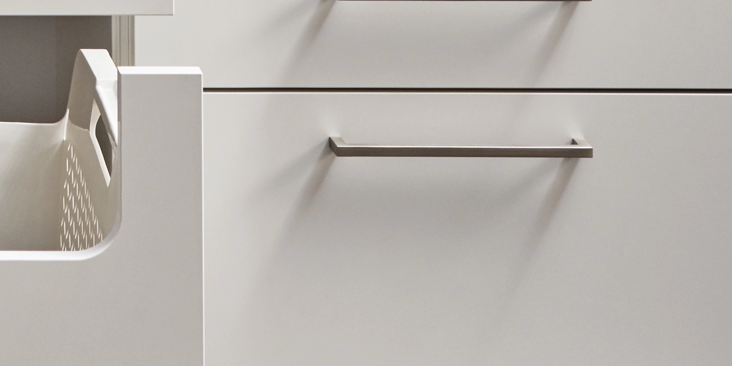 Armoires de cuisine blanches avec poignées modernes, de la collection exclusive NolteNeo de Nolte Kitchen.