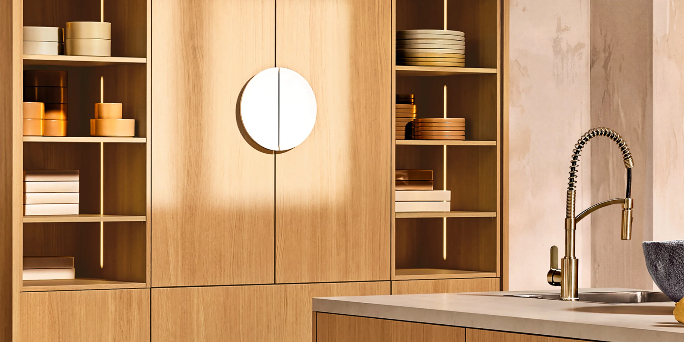 In der modernen Küche aus Holz ist ein stilvolles Design mit Regalen zu sehen. Nolte Küchen.