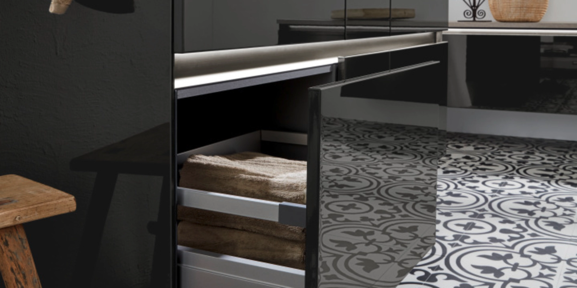 Een moderne badkamer met zwarte kasten en wastafels van Nolte SPA.