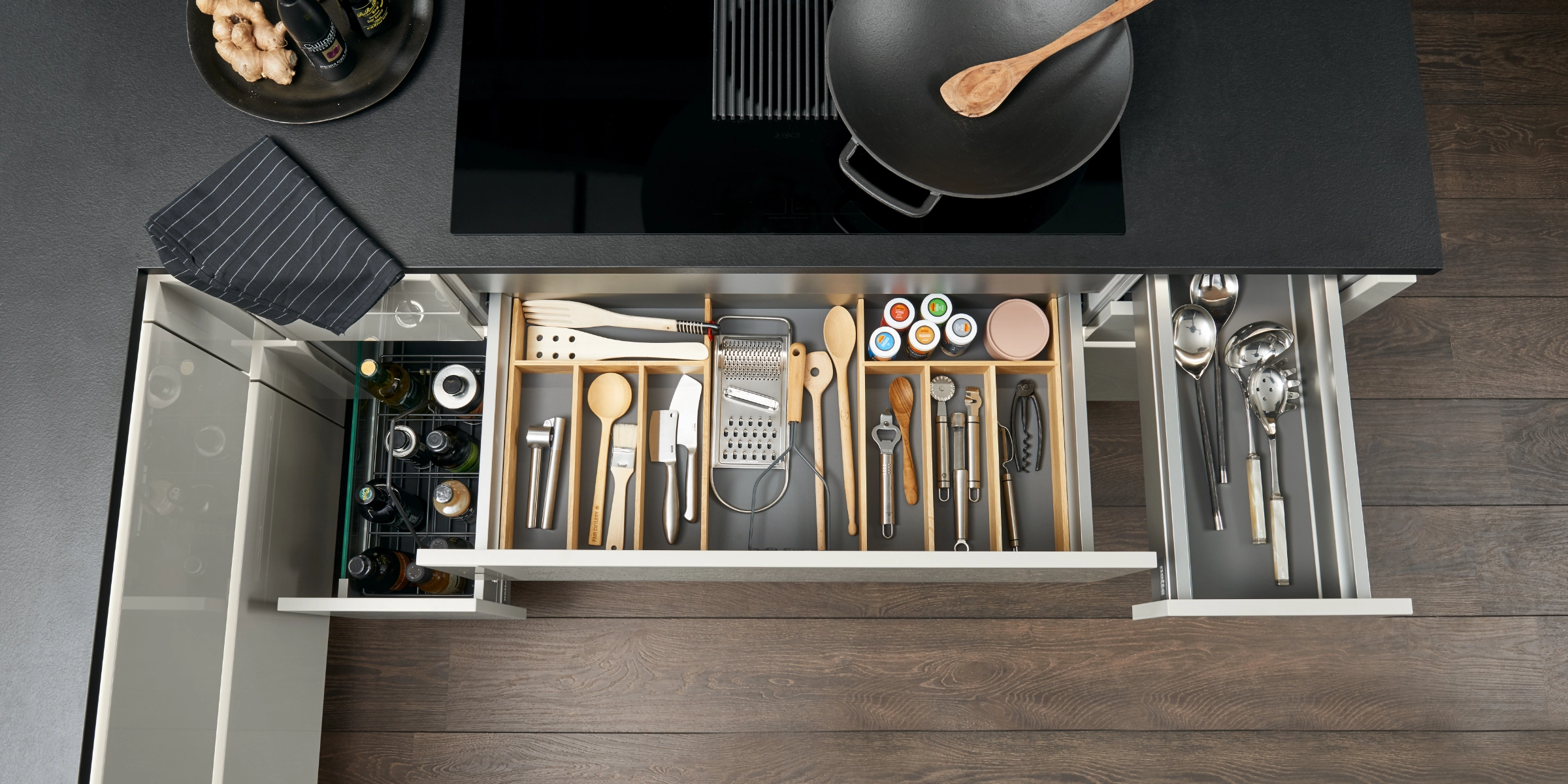 Un tiroir de cuisine ouvert avec des couverts et ustensiles organisés, partie de Nolte Kitchen.