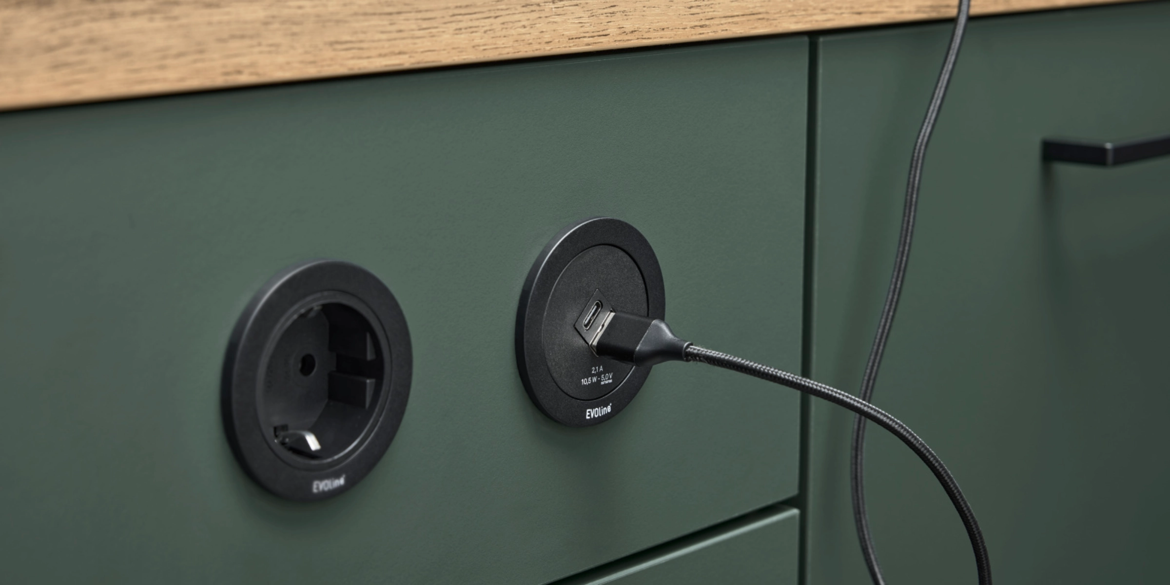 Une cuisine verte avec prises intégrées montre le design moderne de Nolte Kitchen.