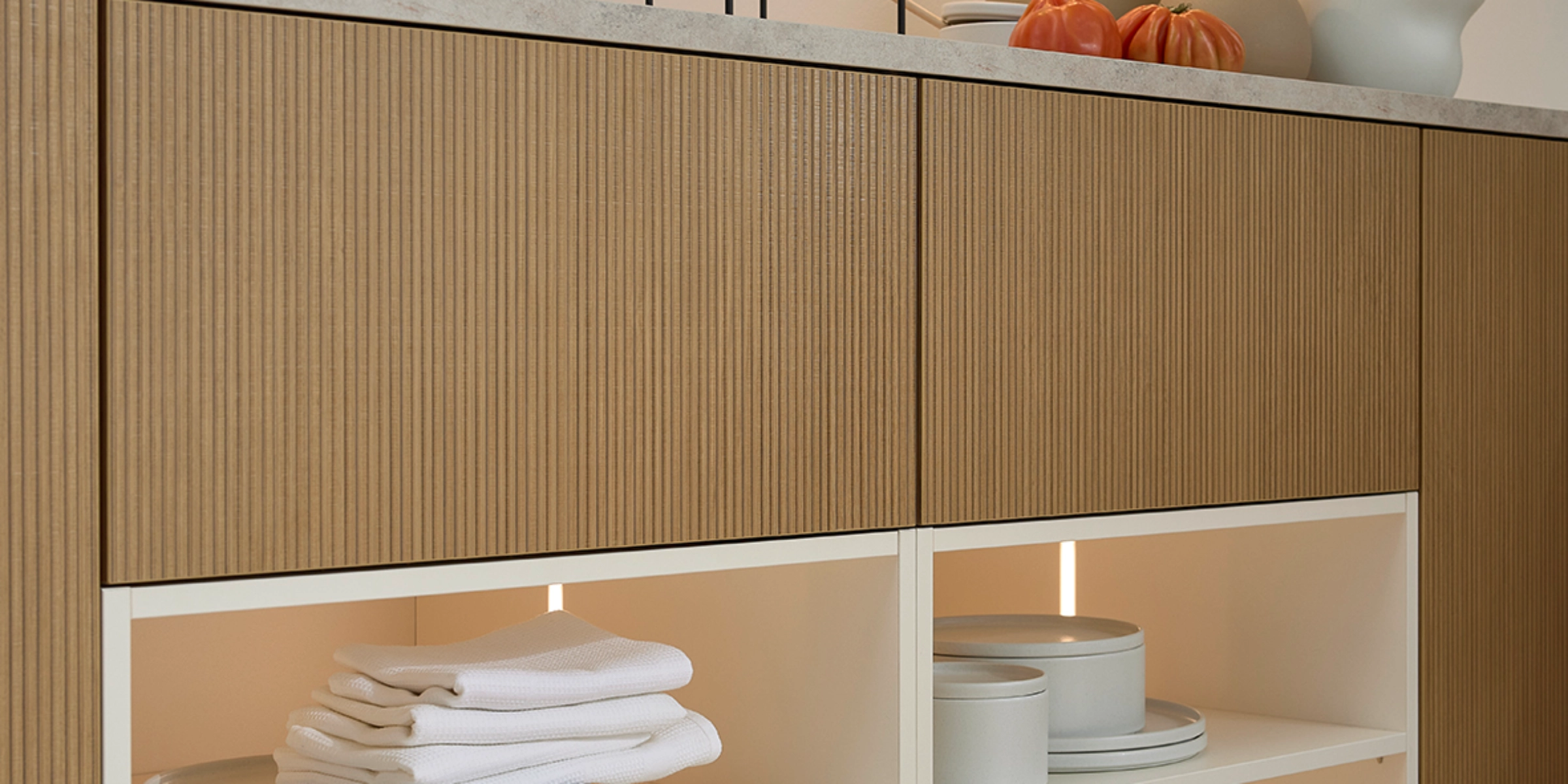Une étagère élégante avec vaisselle et décorations dans un espace moderne de Nolte Living.