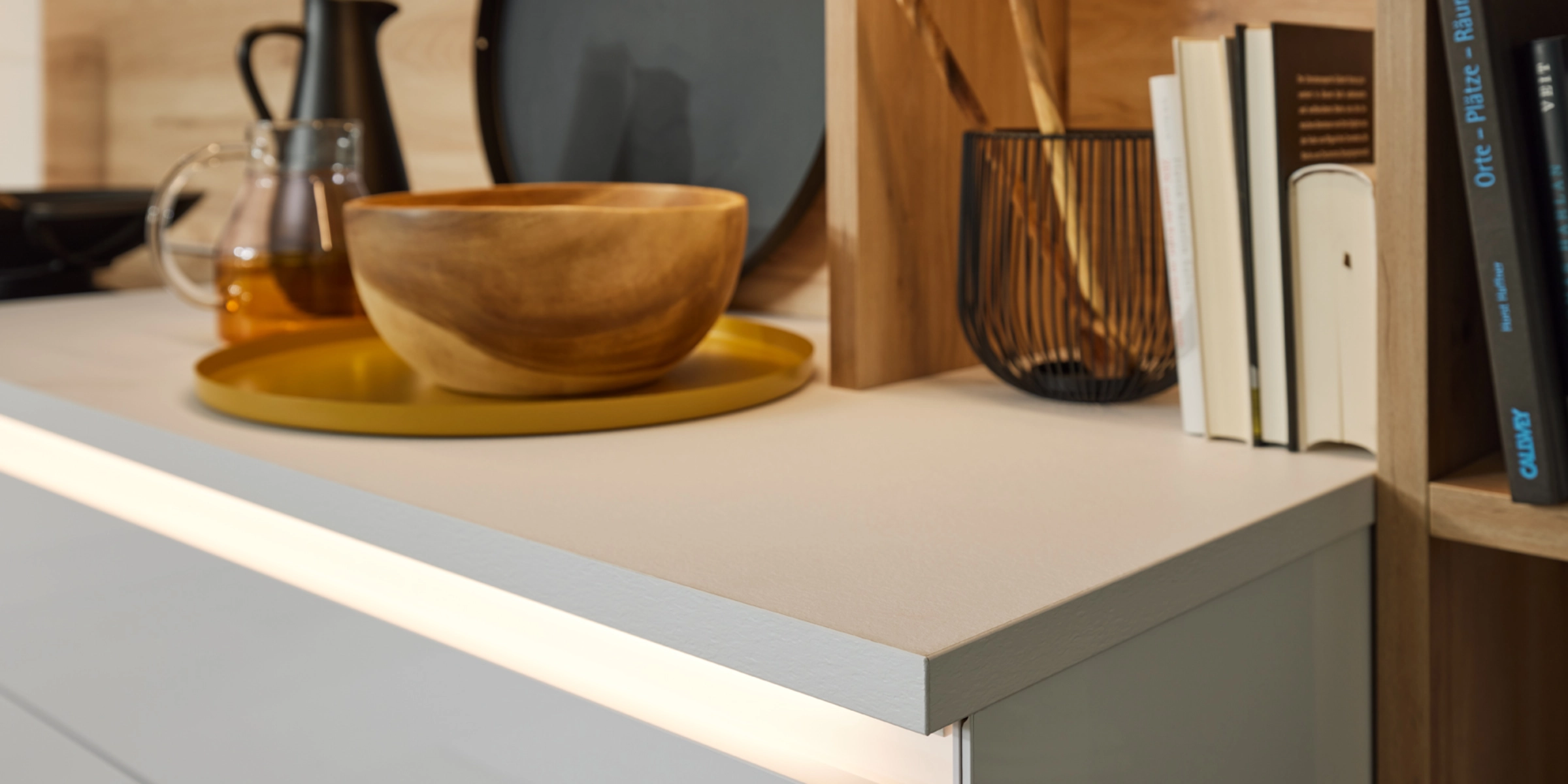 Un plan de travail moderne avec décoration dans un design élégant de Nolte Kitchen.