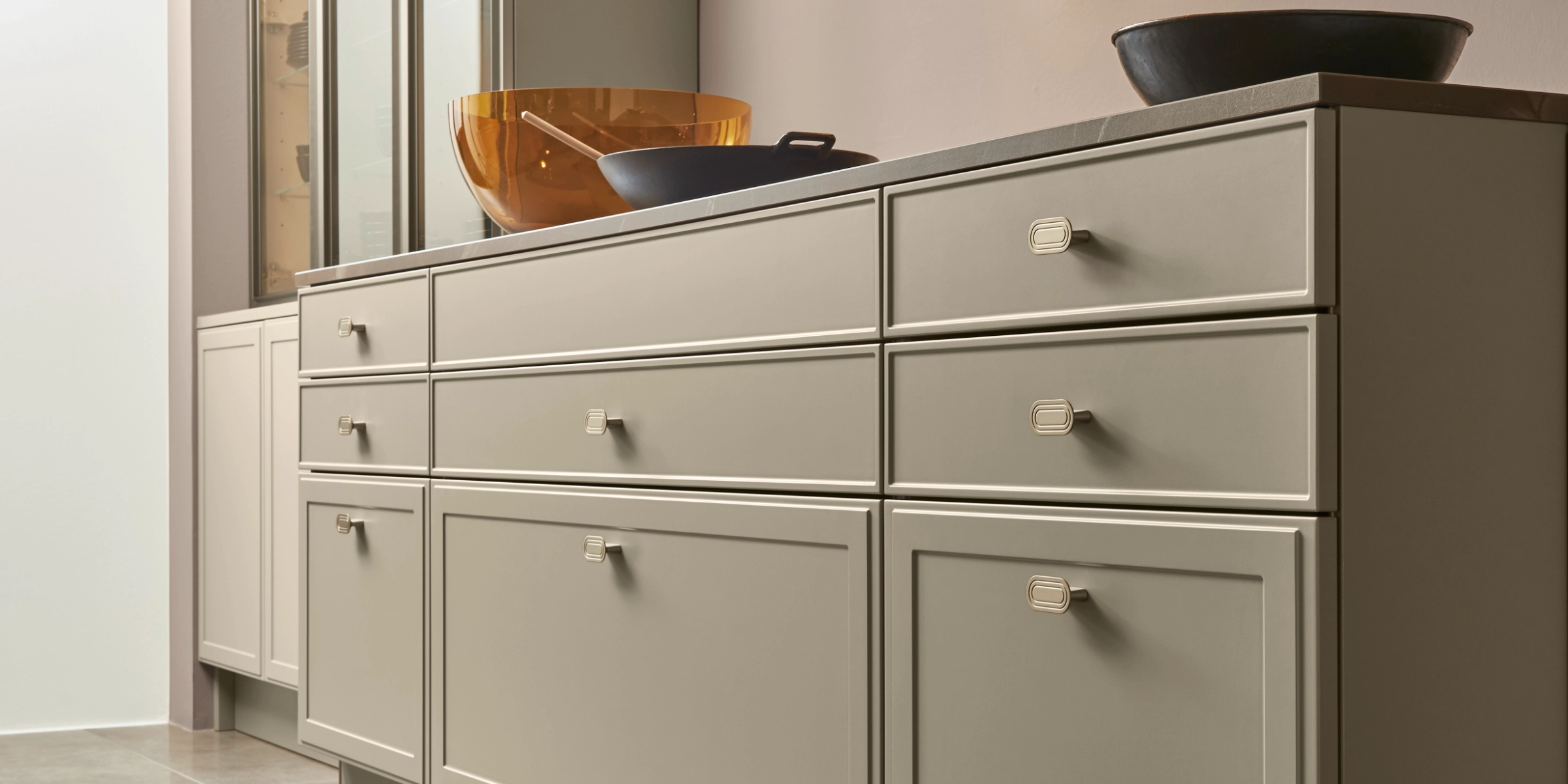 Une cuisine moderne avec des armoires claires et un sol brillant, Nolte Kitchen.