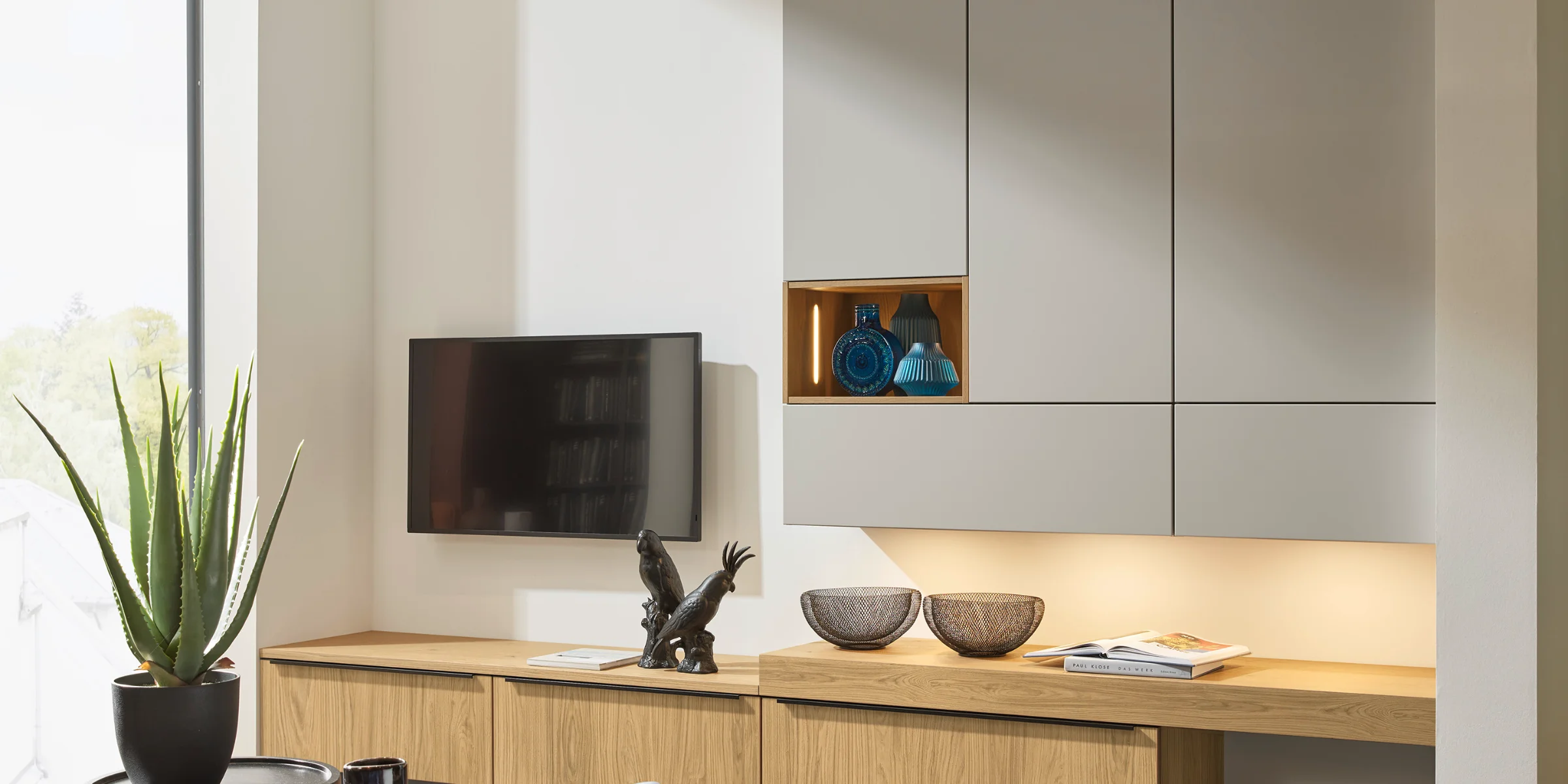 Una sala de estar moderna con muebles de Nolte Living.