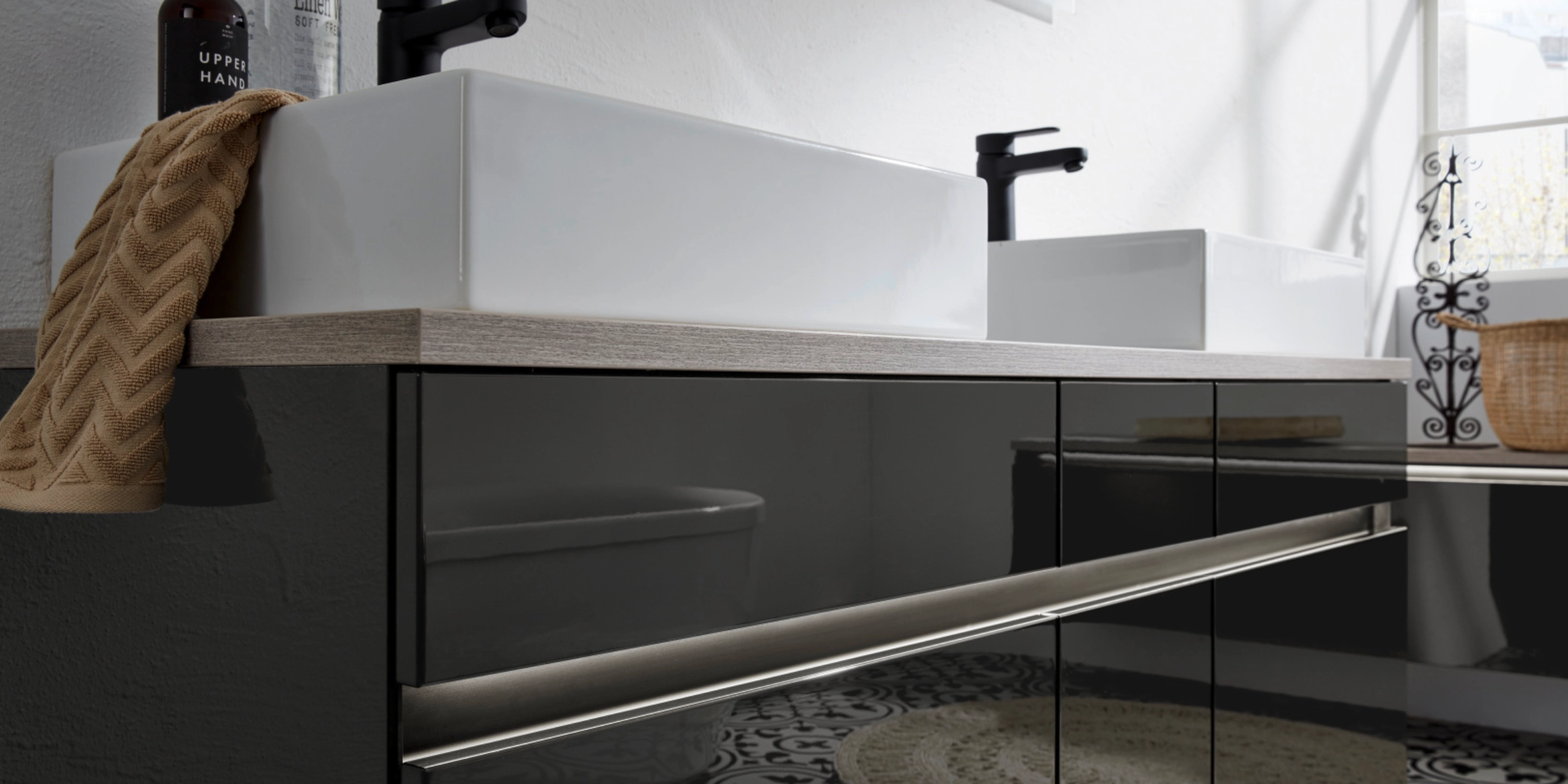 Een moderne badkamer met twee wastafels en stijlvol design, Nolte SPA.