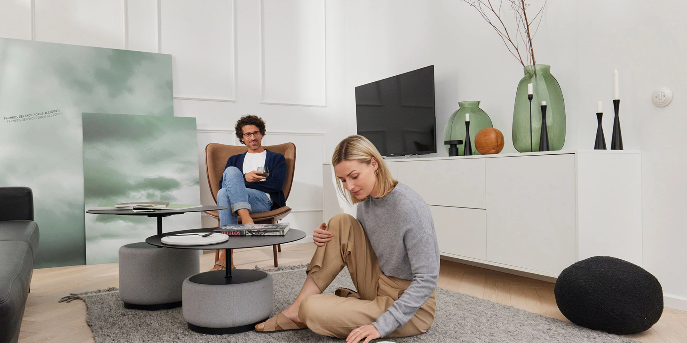 Een stel ontspant in een stijlvol ingerichte woonkamer met moderne meubels van Nolte Living.
