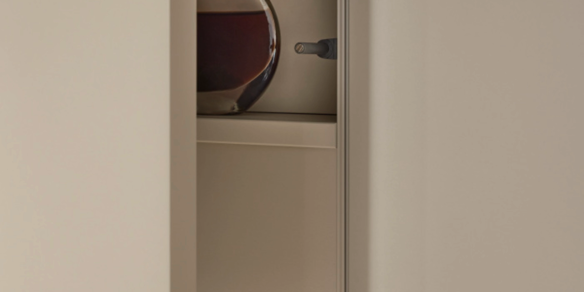 Un placard de cuisine avec carafe en verre et bocaux de rangement. Nolte Kitchen.