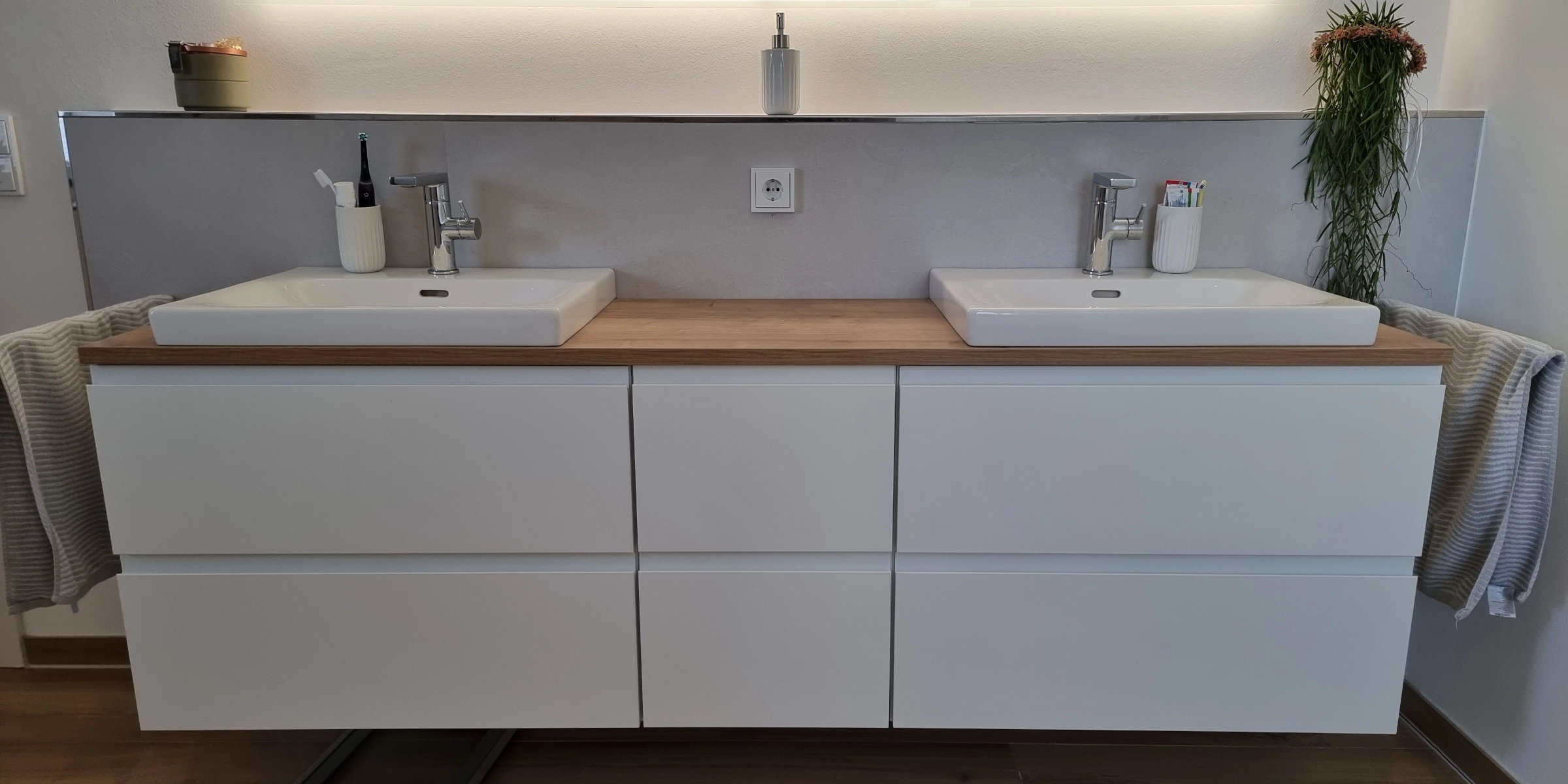 Een modern badkamer met dubbele wastafels en grote spiegels, ontworpen door Nolte SPA.