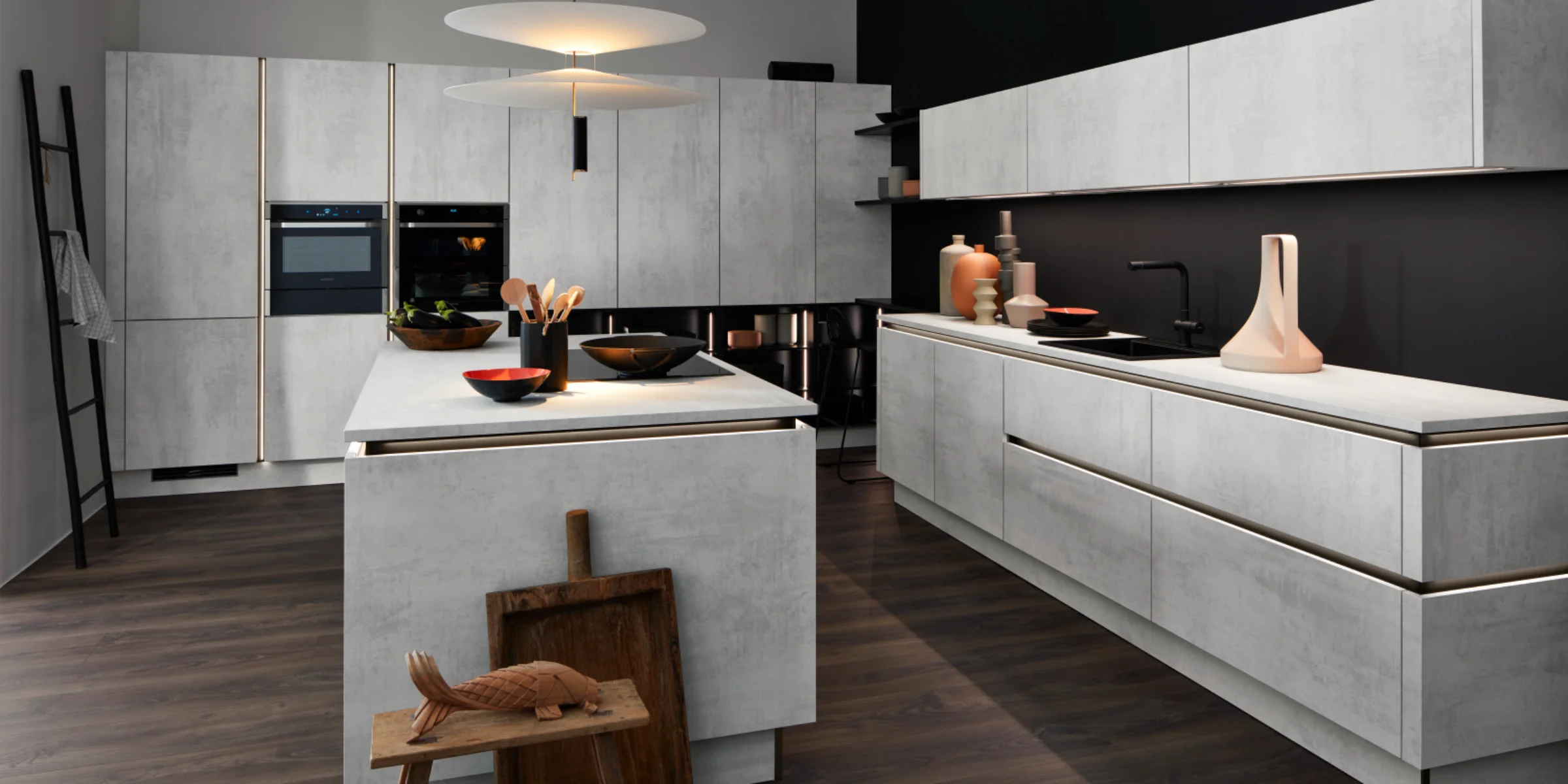Moderna cucina a isola Nolte STONE in finitura cemento bianco e design MatrixArt senza maniglie