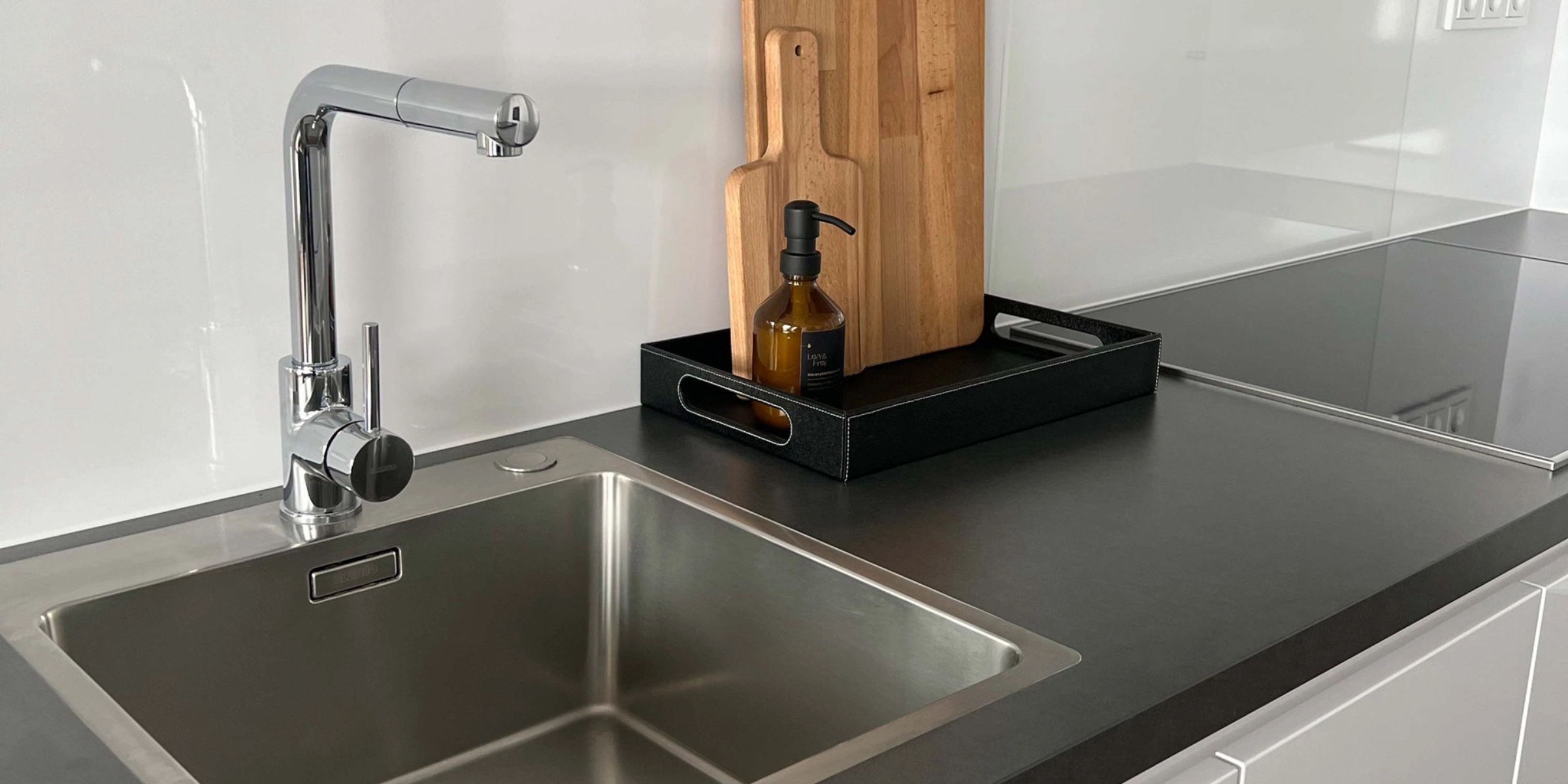 Dans la cuisine moderne avec évier et planche à découper, Nolte Kitchen est présent.