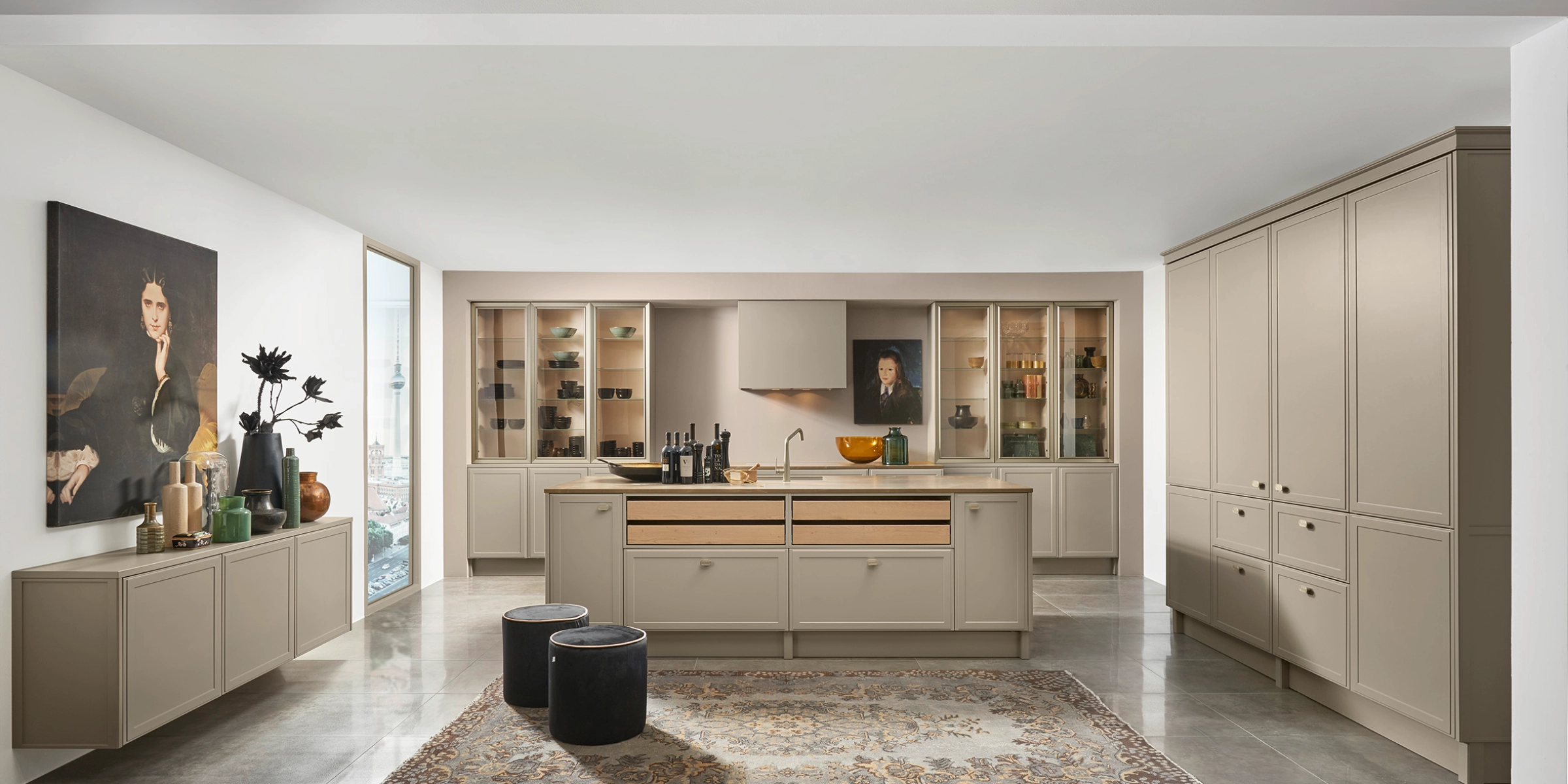 Une cuisine moderne et élégante avec îlot central et armoires beiges, conçue par Nolte Kitchen.