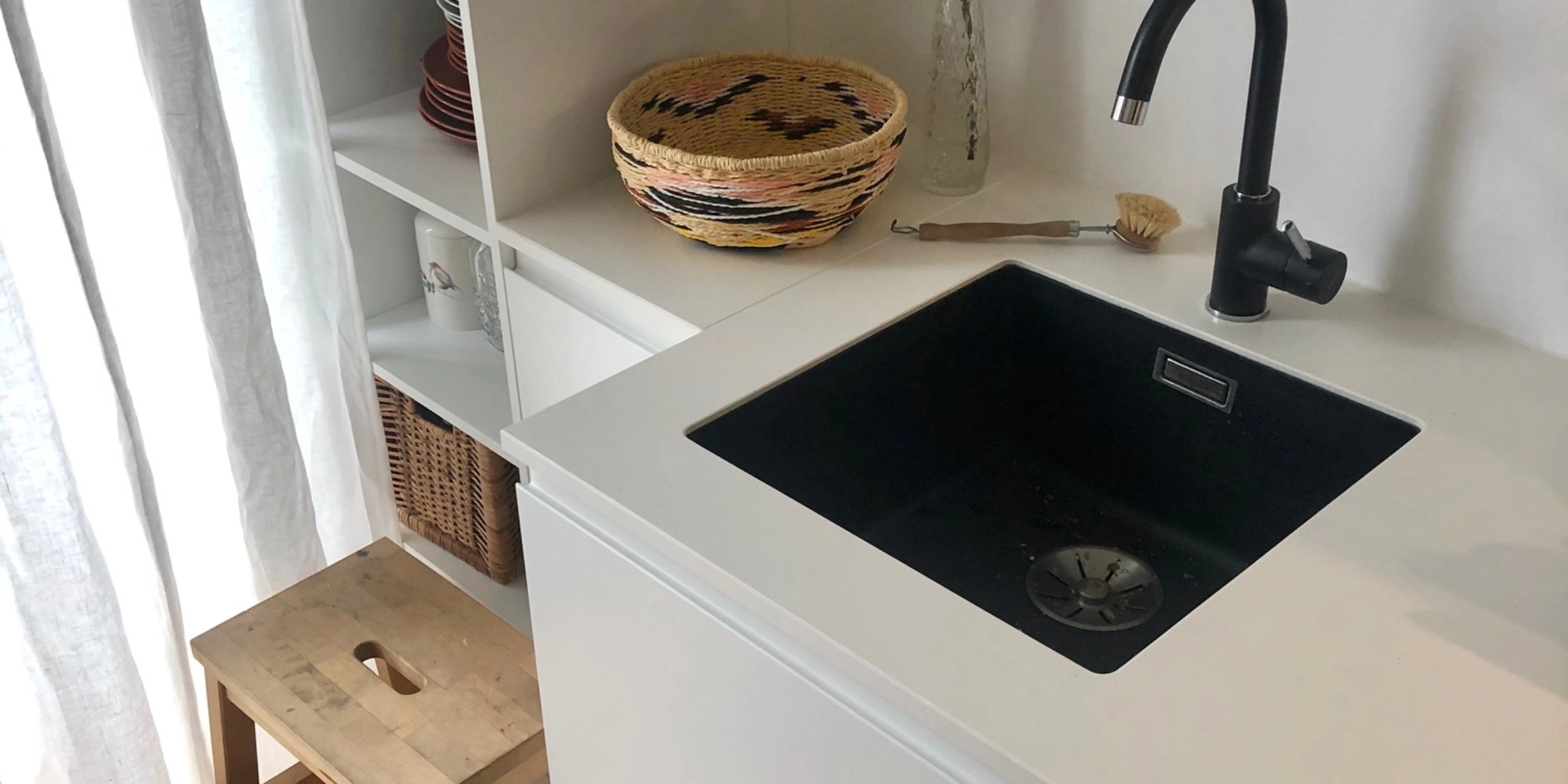 Cuisine moderne avec évier et étagère blancs, décorée de plantes. Nolte Kitchen.