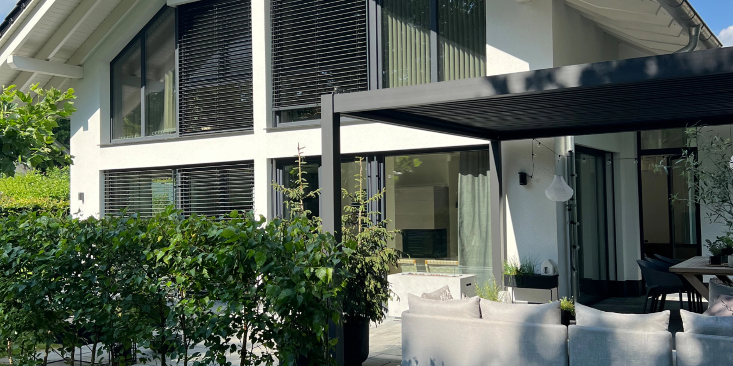 Ein modernes Haus mit Garten unter blauem Himmel.