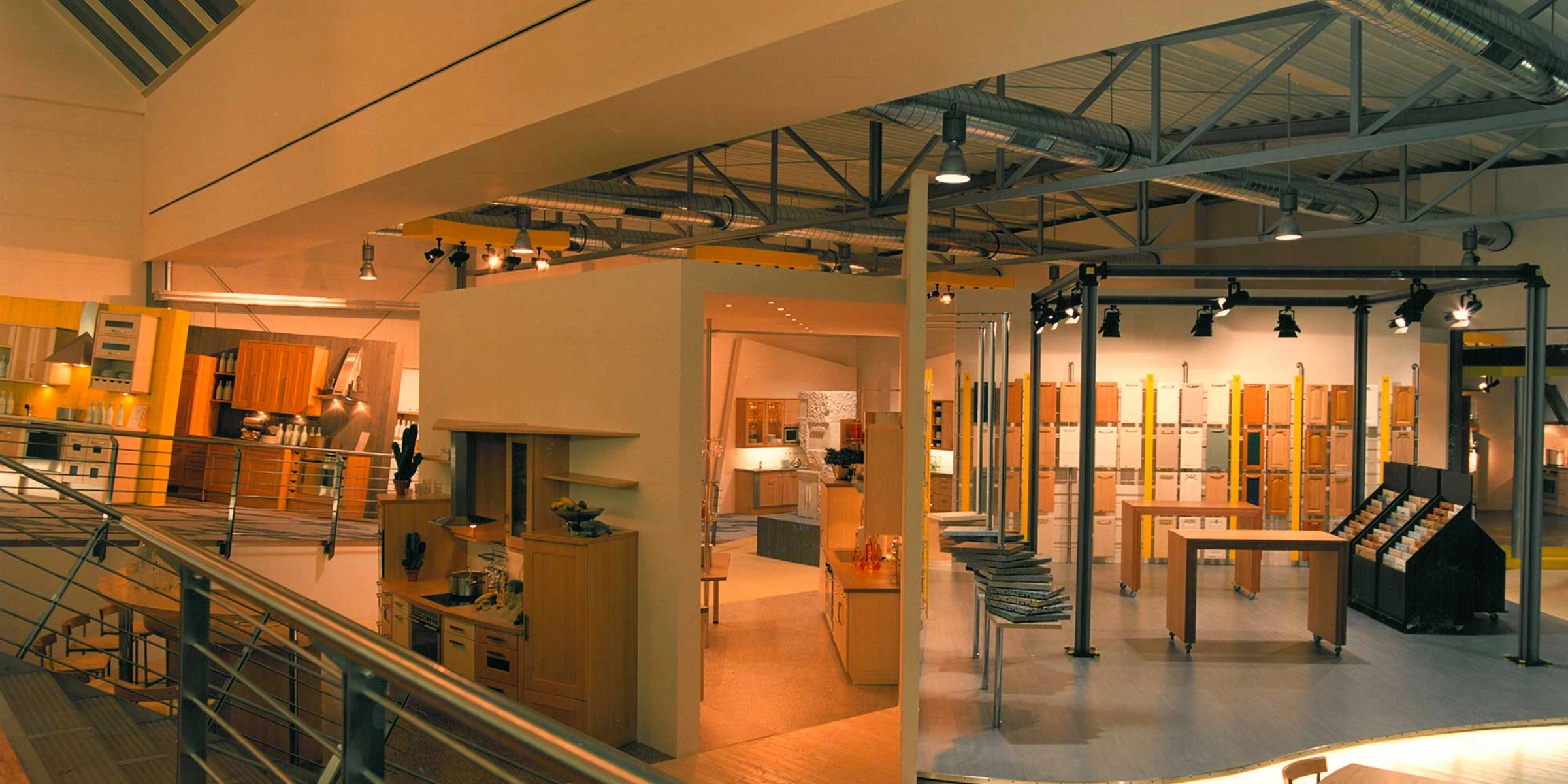 Un vaste showroom avec différents modèles de cuisines Nolte.