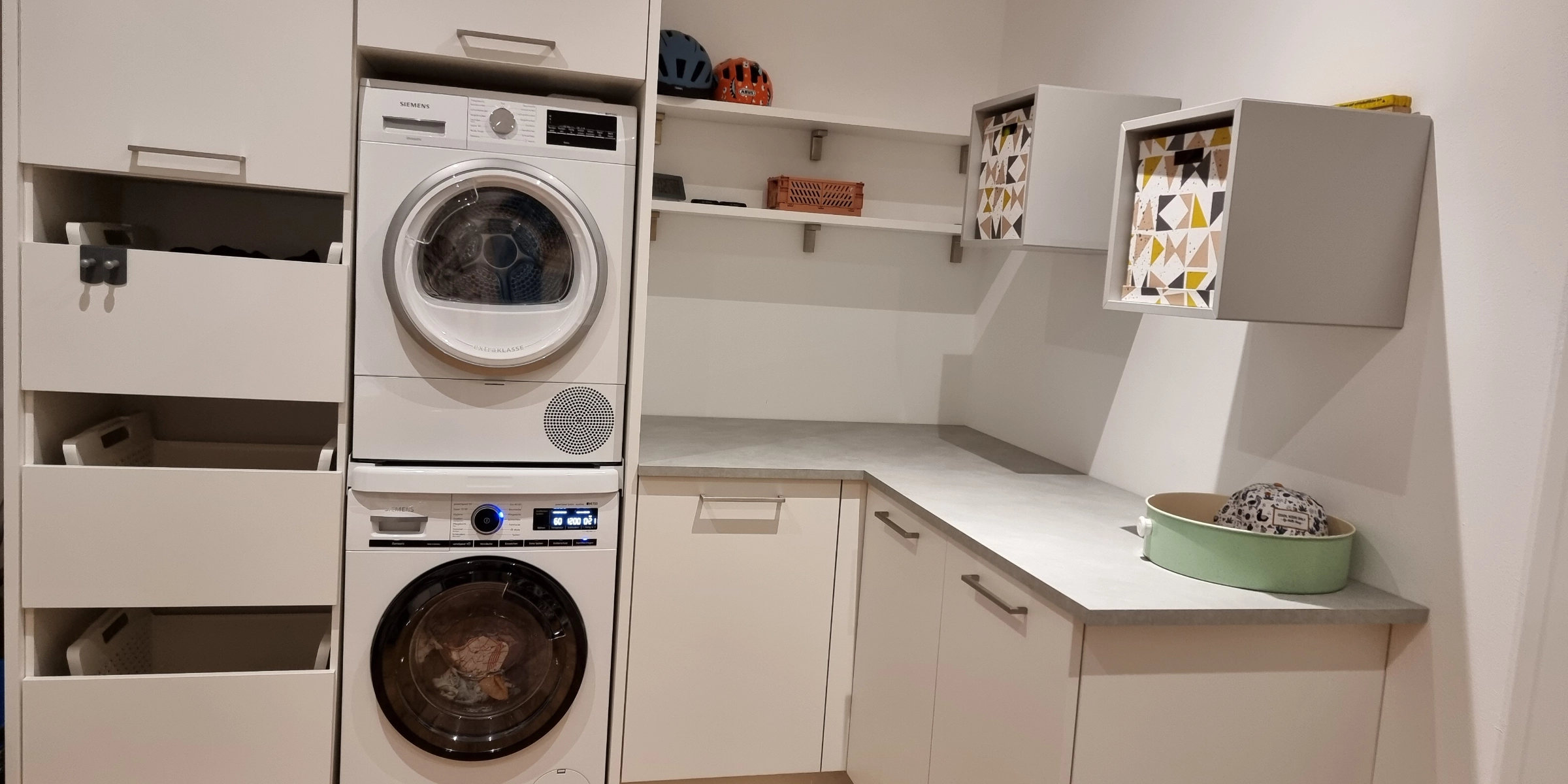 Een moderne bijkeuken met wasmachine en opbergruimte van Nolte Bijkeukens.