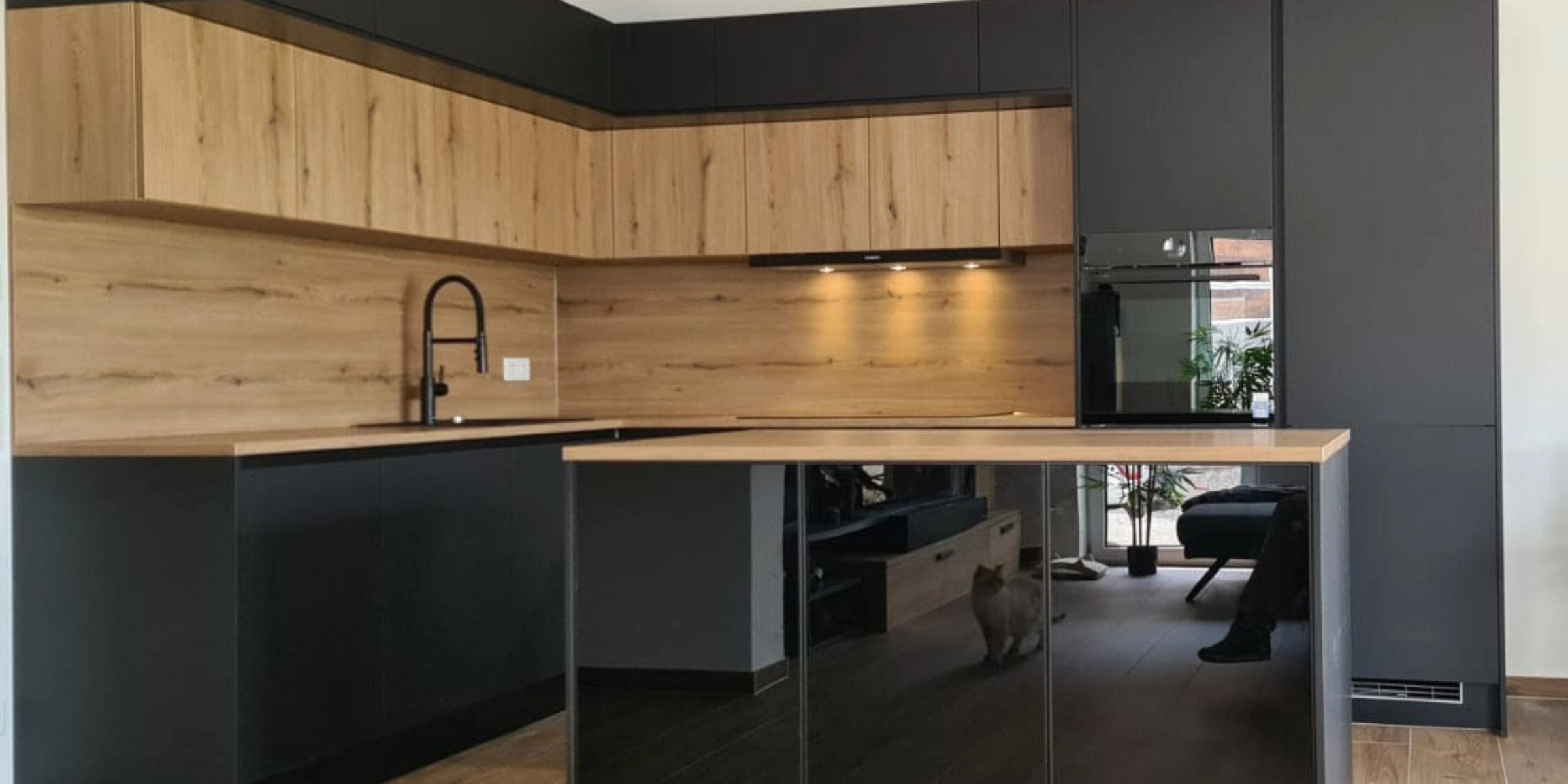 Cuisine moderne avec façades sombres et en bois, îlot central de Nolte Kitchen.