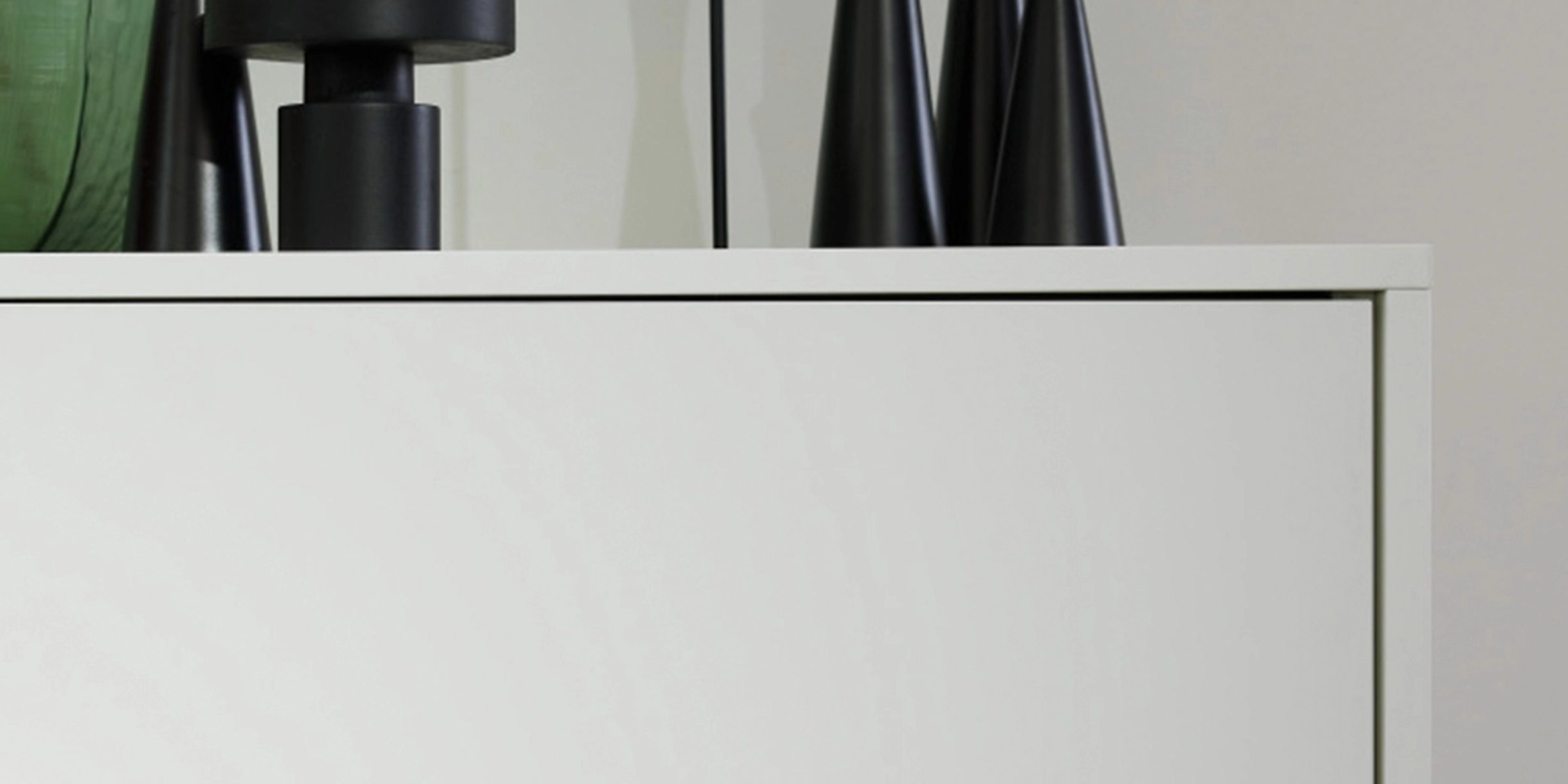 Un buffet moderne avec décoration, dans le style de Nolte Living.