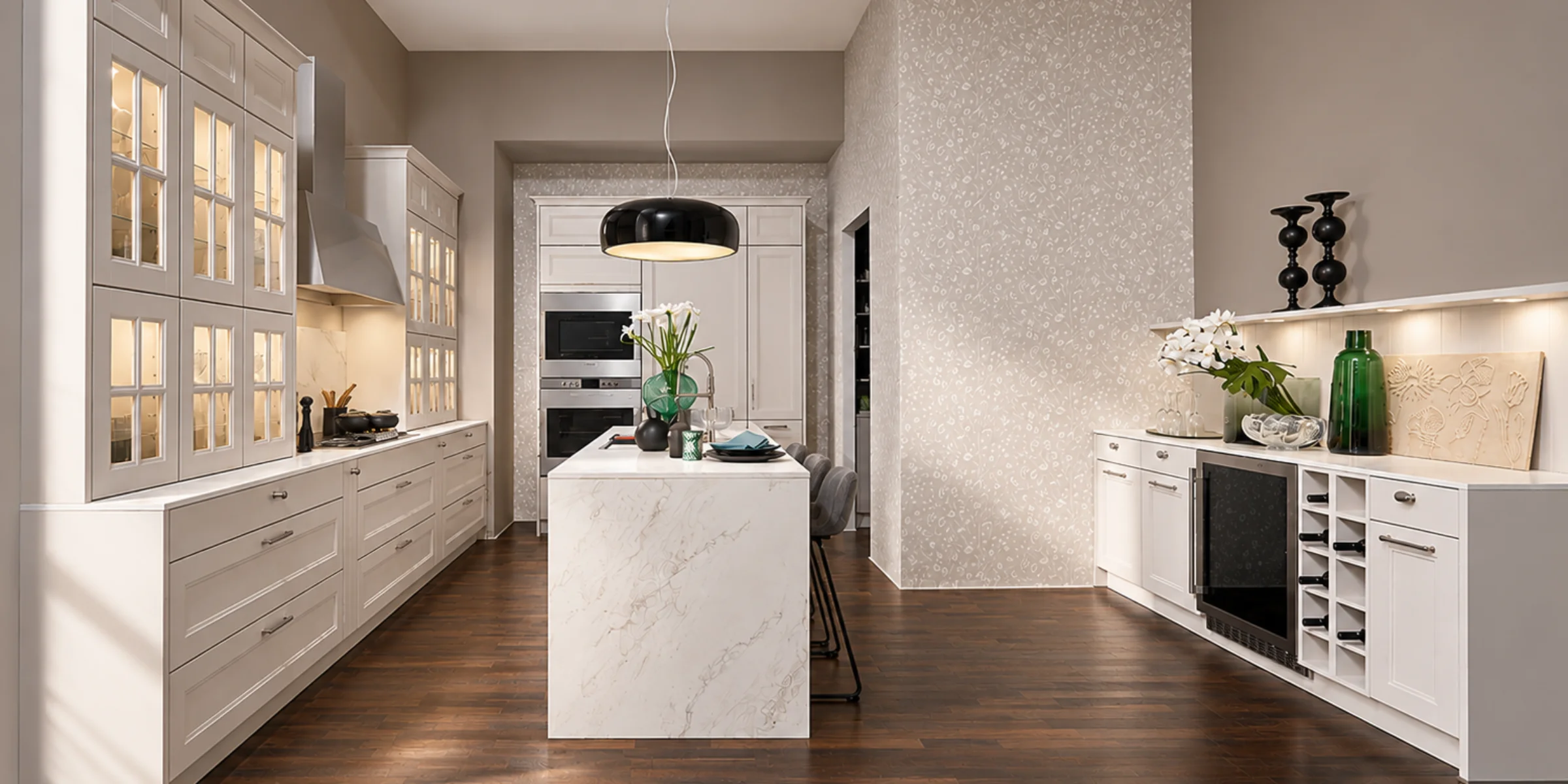 American farmhouse kitchen with kitchen island, white framed cabinet fronts, glass display cabinets and an open-plan living concept.