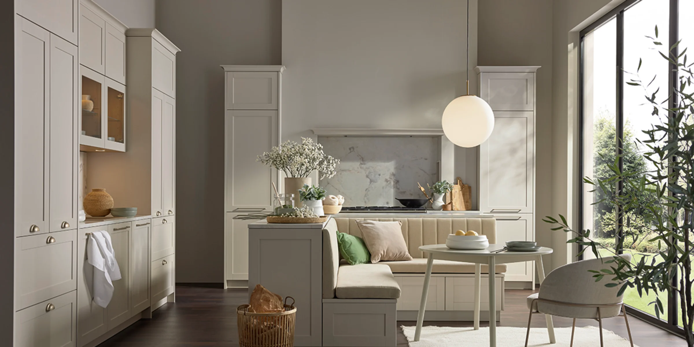 Cucina in stile rustico CHESTER di Helle Nolte, finitura Sahara, con ante con cornice e effetto marmo