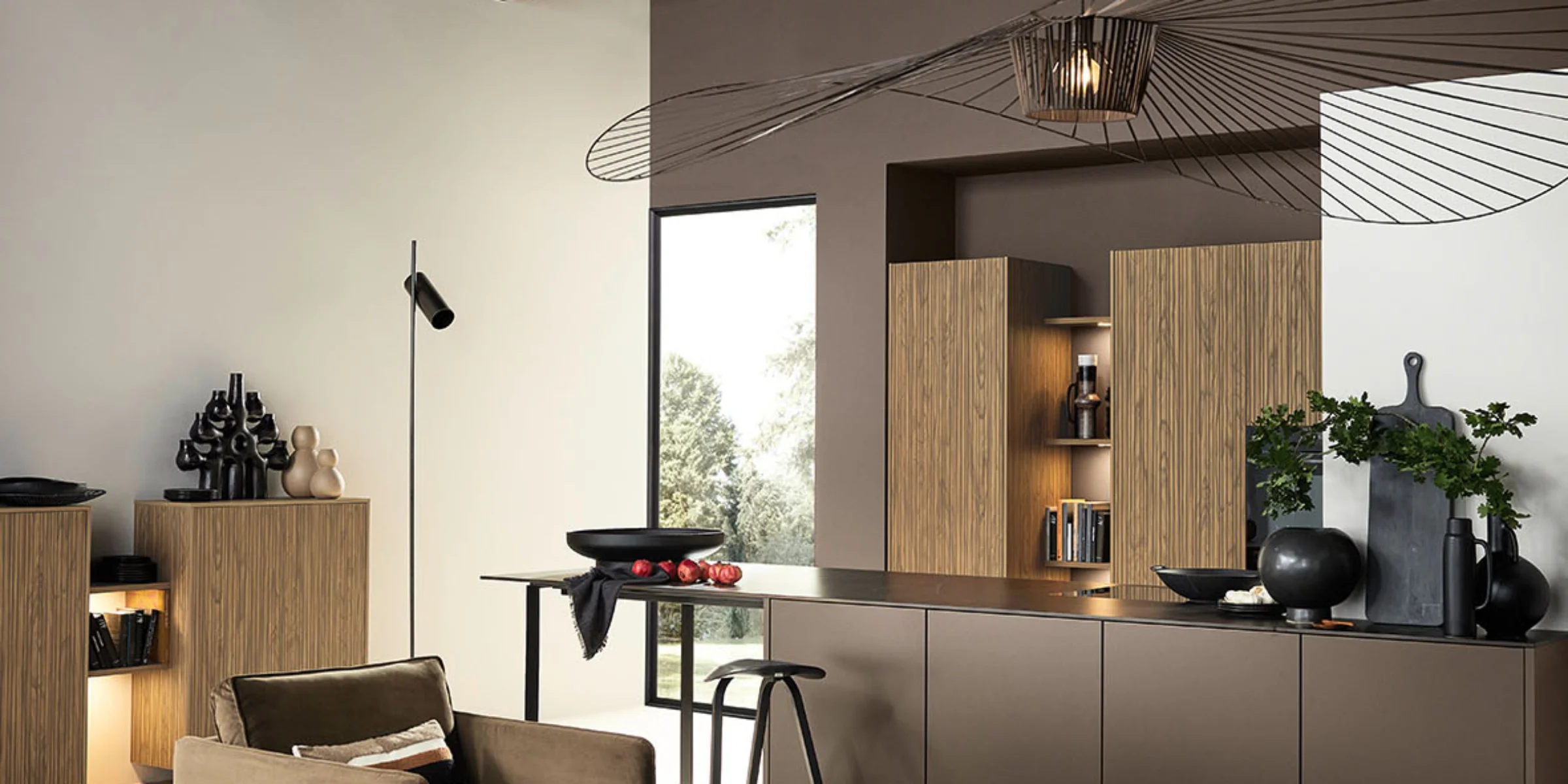 Una cocina moderna con tonos de madera y marrón, elegantemente diseñada por Nolte Cocina.