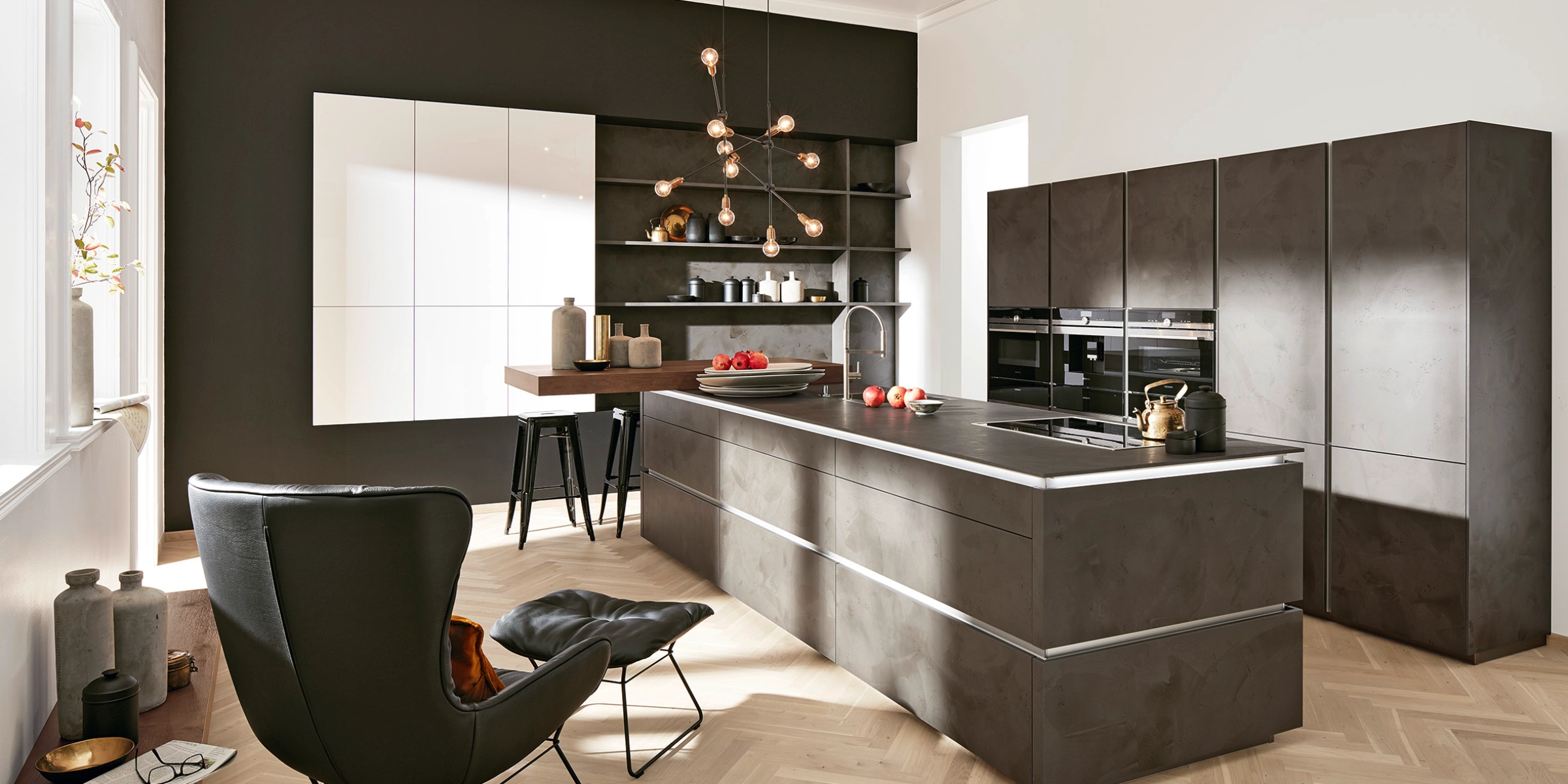 Cuisine moderne avec îlot et chaise design, conçue par Nolte Kitchen.