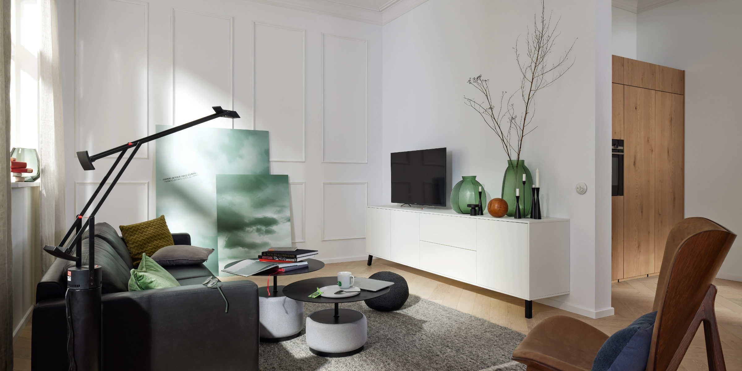 Ein modernes Wohnzimmer mit stilvollen Möbeln und Dekorationen, Nolte Living.