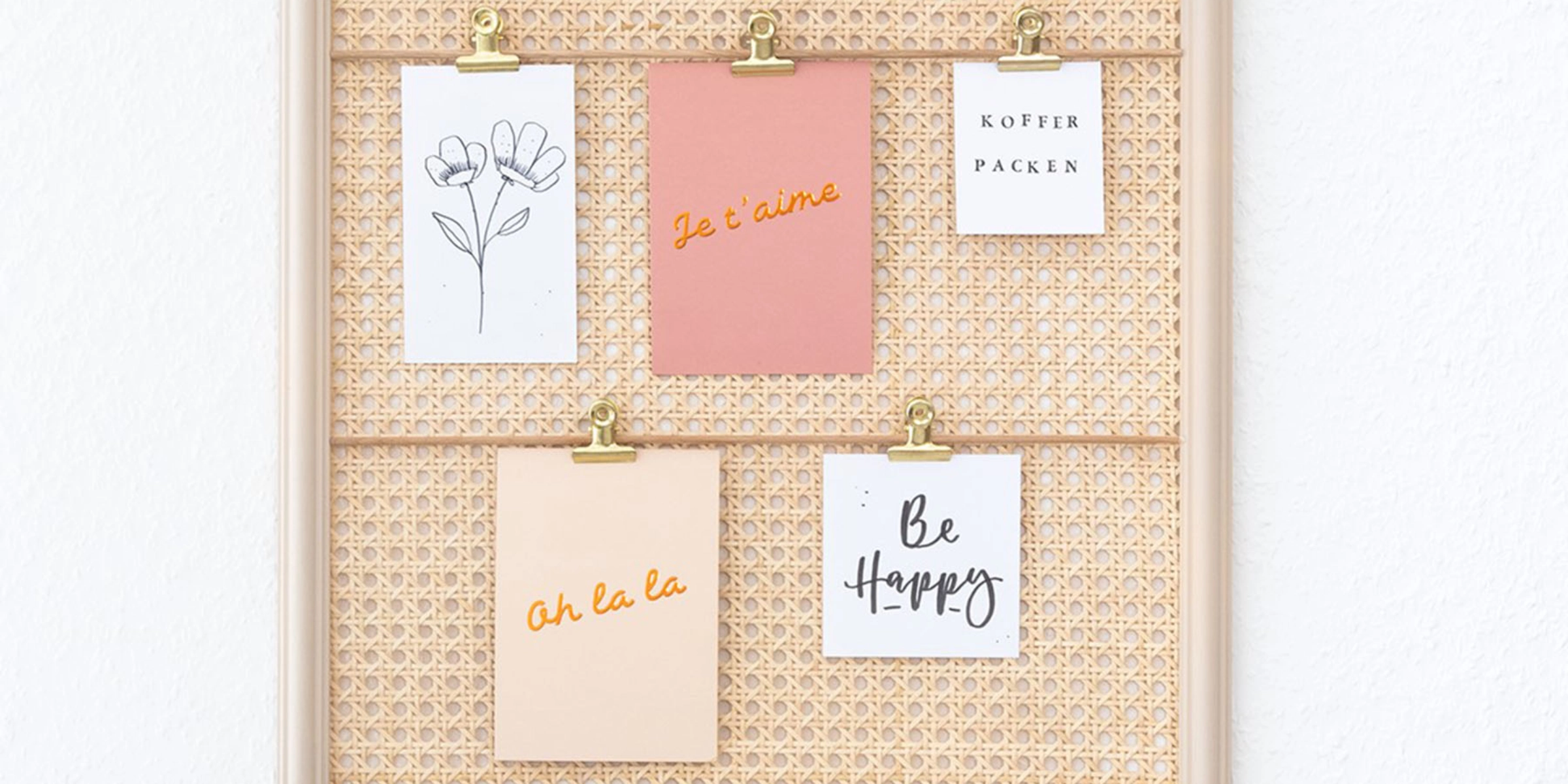 Un tableau d'affichage avec quatre cartes ornées de divers messages.