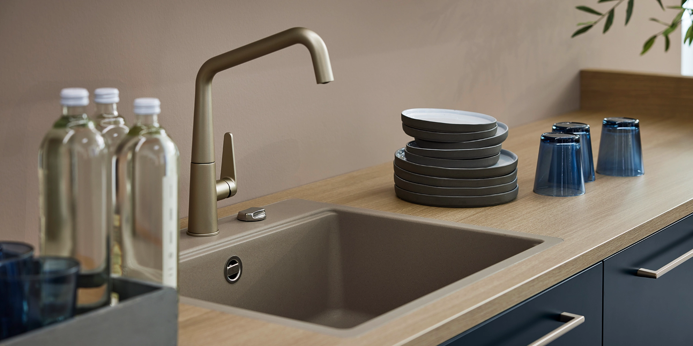 Une cuisine moderne avec évier et vaisselle sur le plan de travail, Nolte Kitchen.