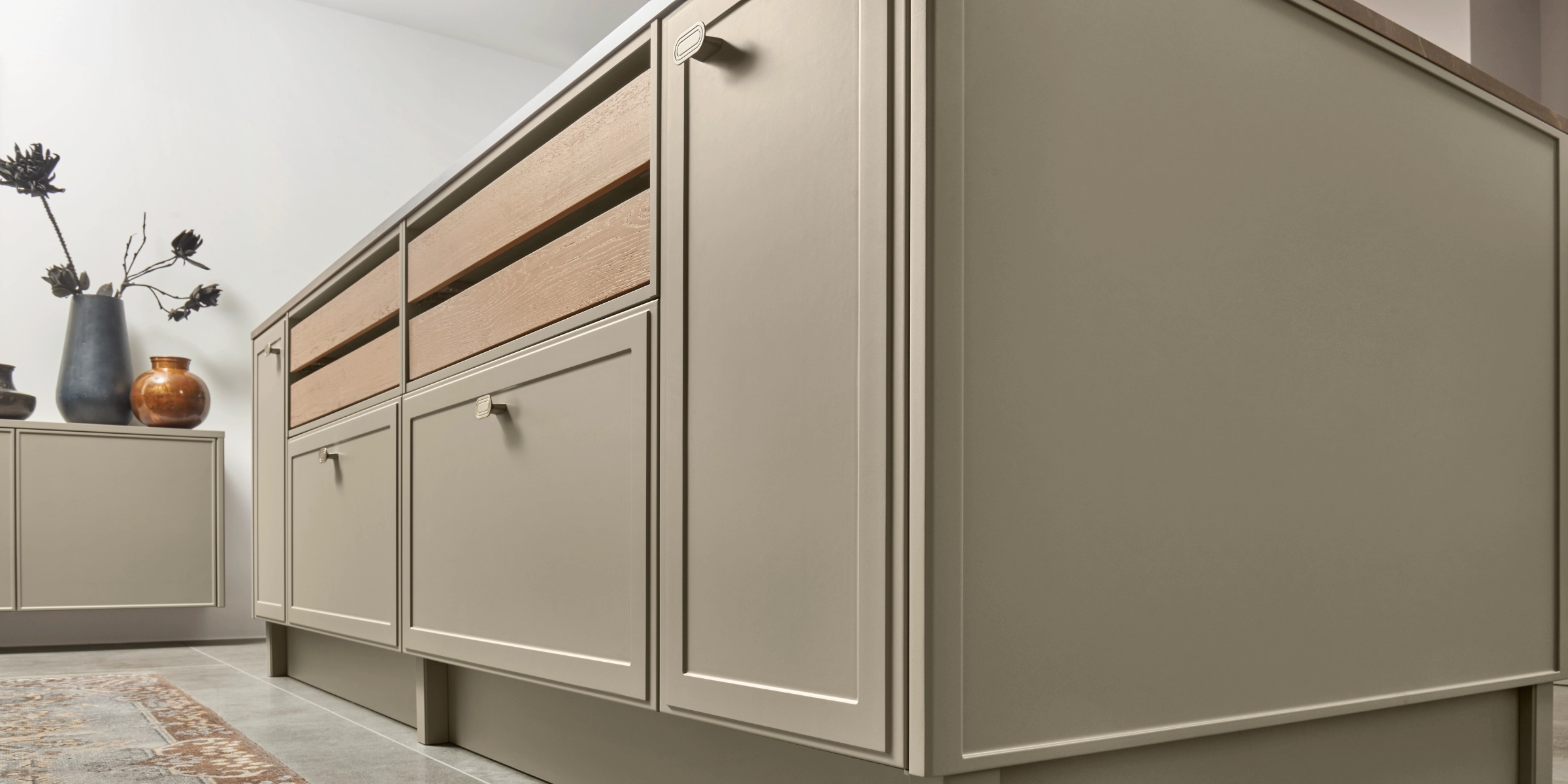 Une cuisine moderne avec des armoires élégantes et décoration, Nolte Kitchen.