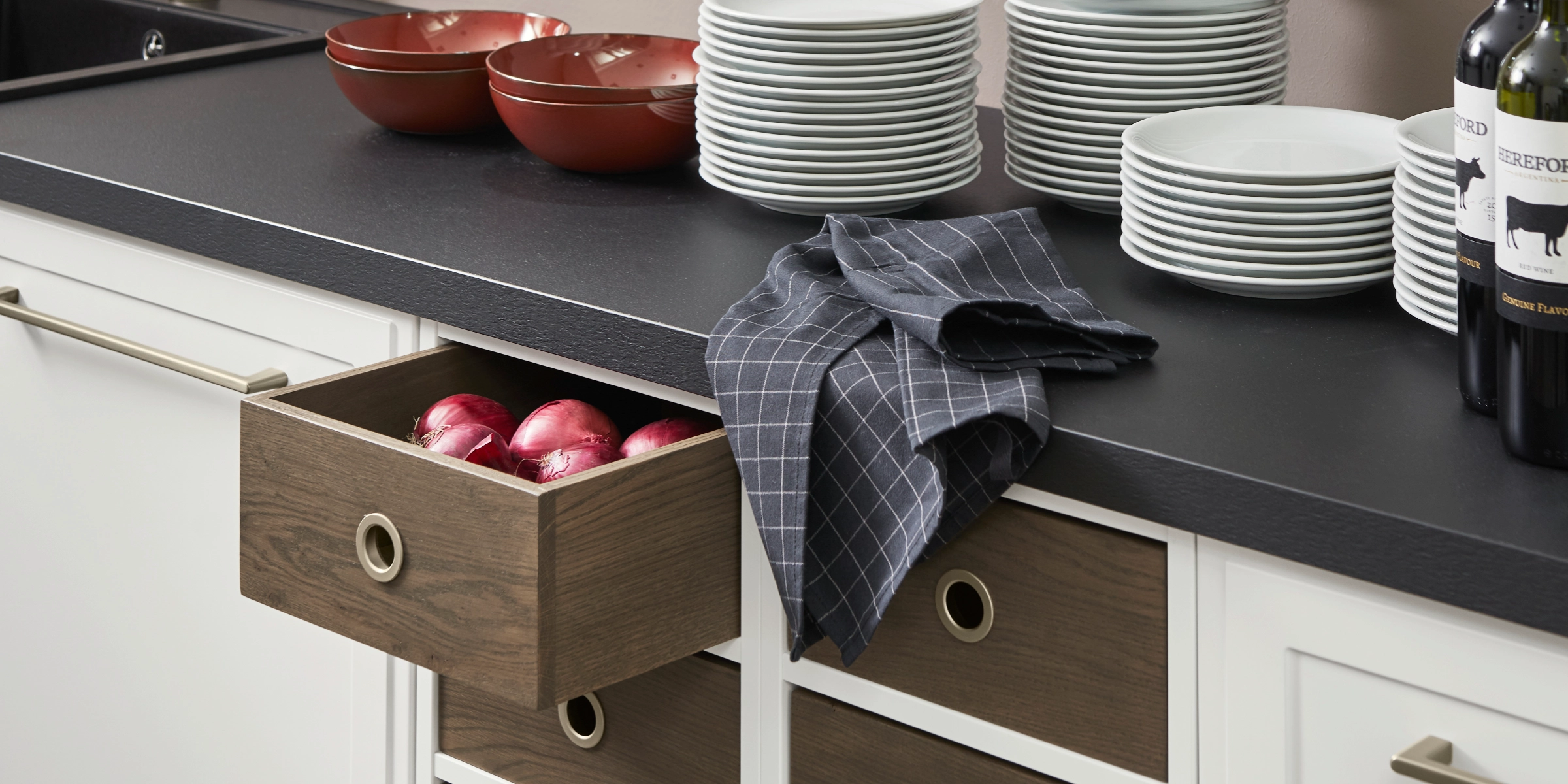Cuisine moderne avec vaisselle et tiroir à fruits, conçue par Nolte Kitchen.