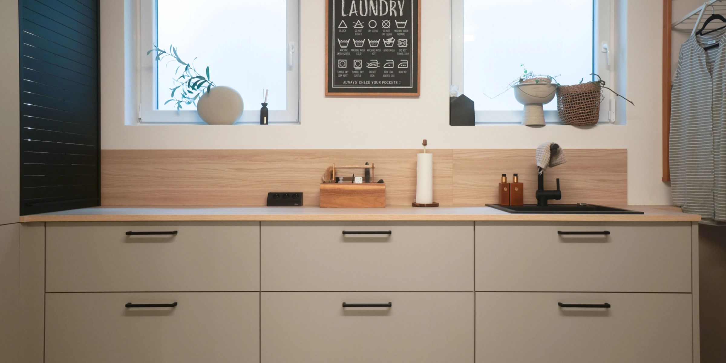 Een bijkeuken met moderne kasten en planken van Nolte Utility Rooms.