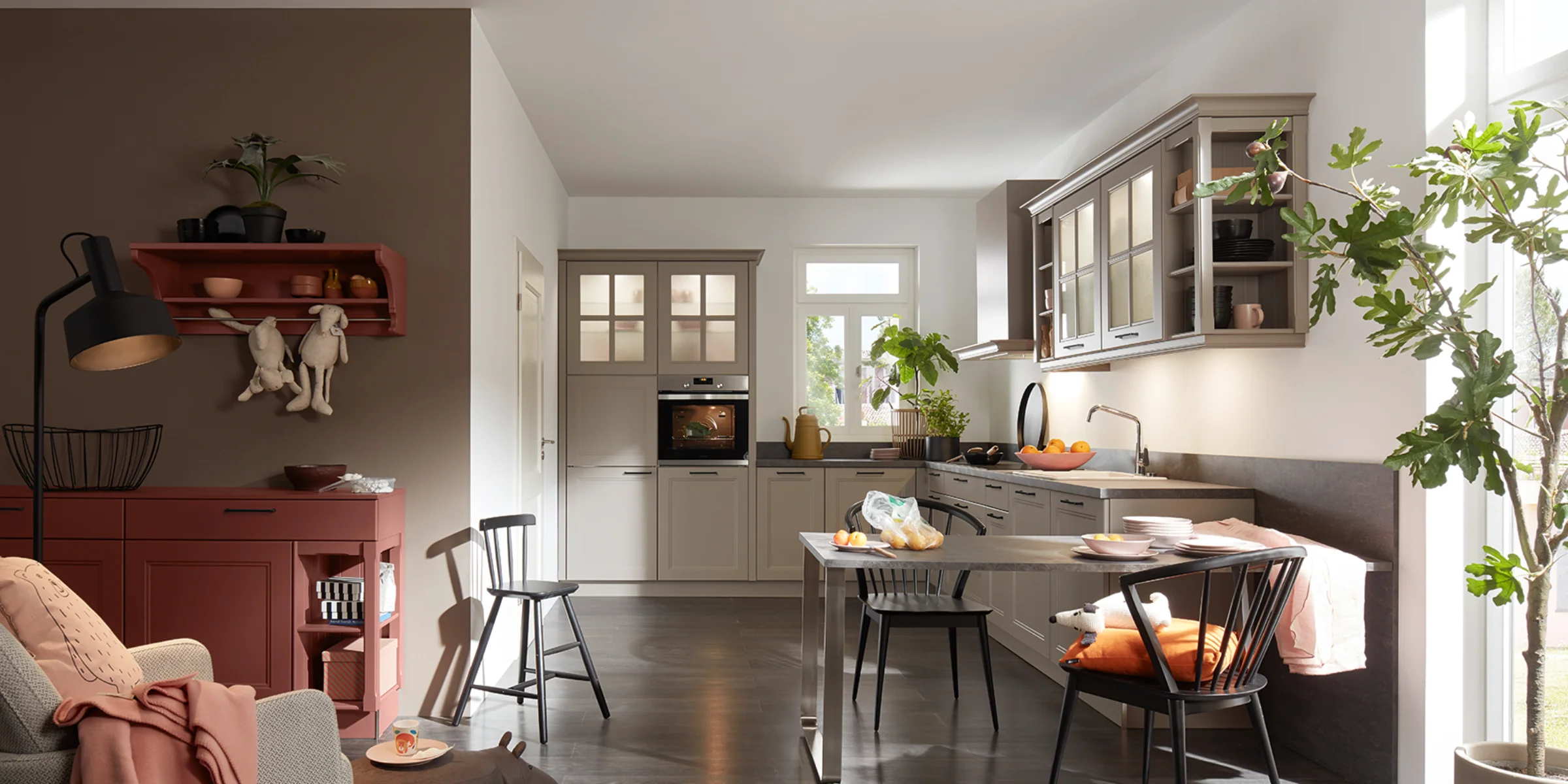 Helle Nolte Landhausküche WINDSOR LACK in Lava softmatt mit klassischen Rahmenfronten