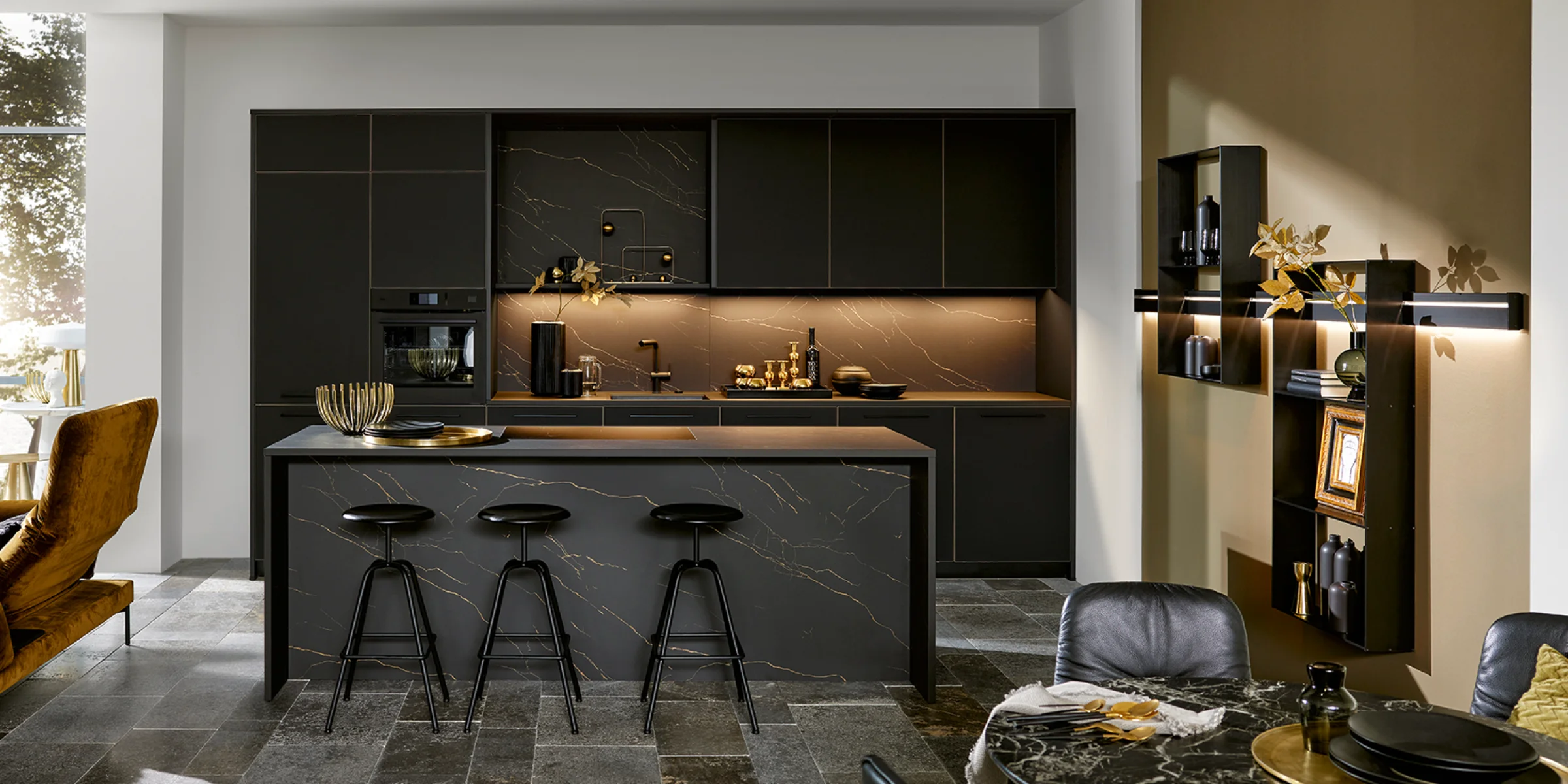 Cuisine moderne au design sombre et équipements élégants. Nolte Küchen.