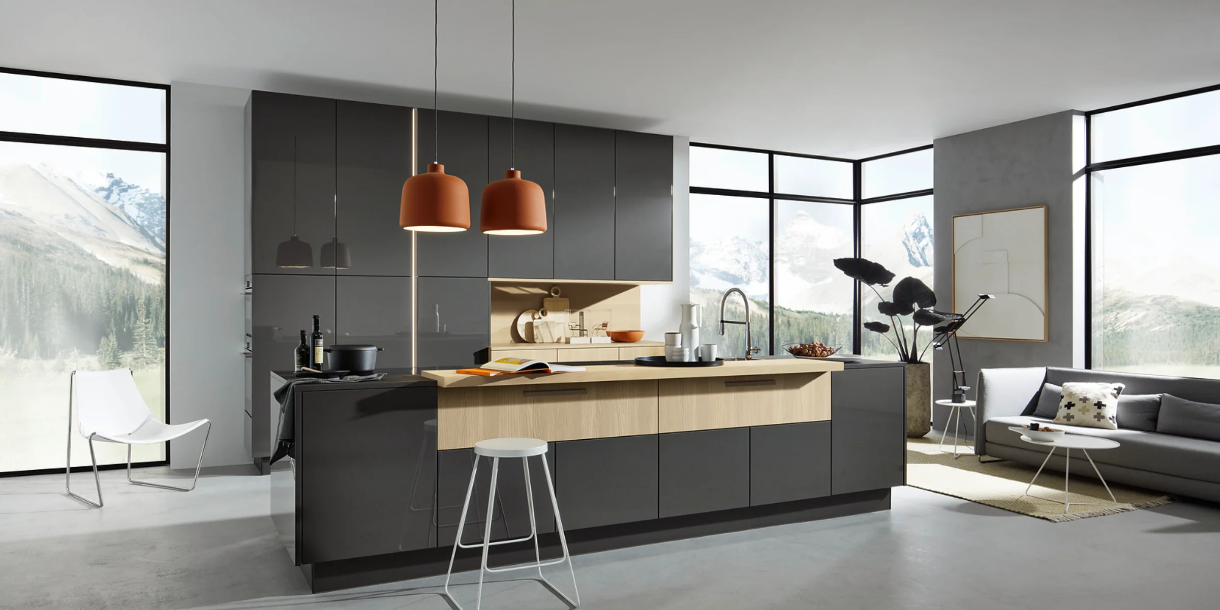 Moderna cocina con isla de Nolte con acabado NOVA LACK en grafito brillante y decorado en madera de fresno LEAF