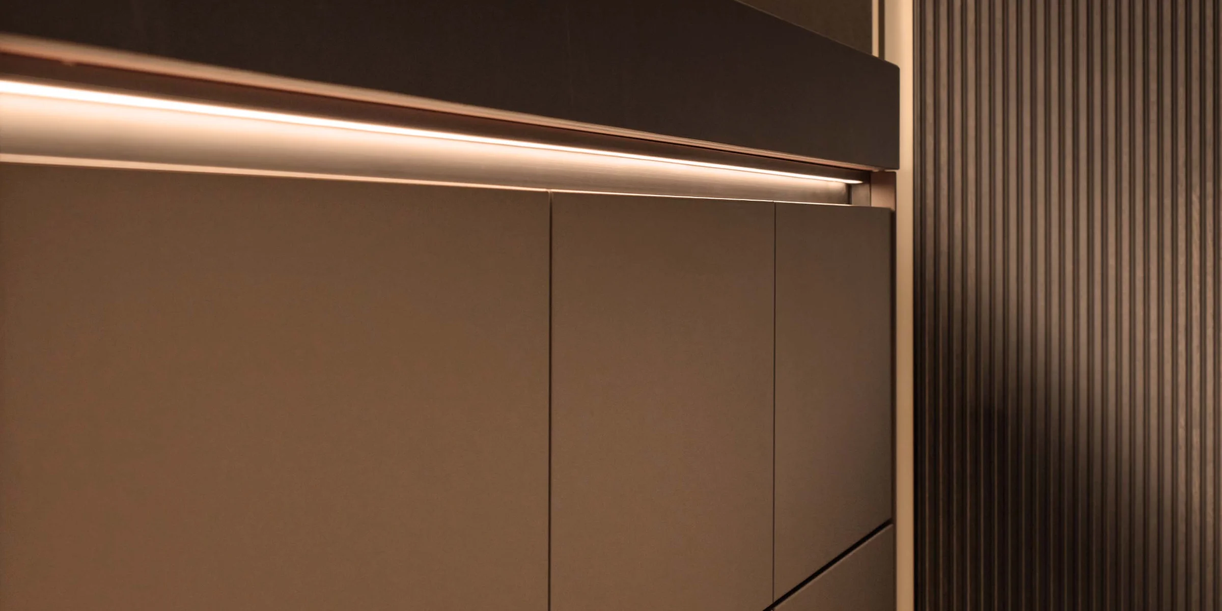 Eine moderne, elegante Küchenzeile mit dezenter Beleuchtung, Nolte Küchen.