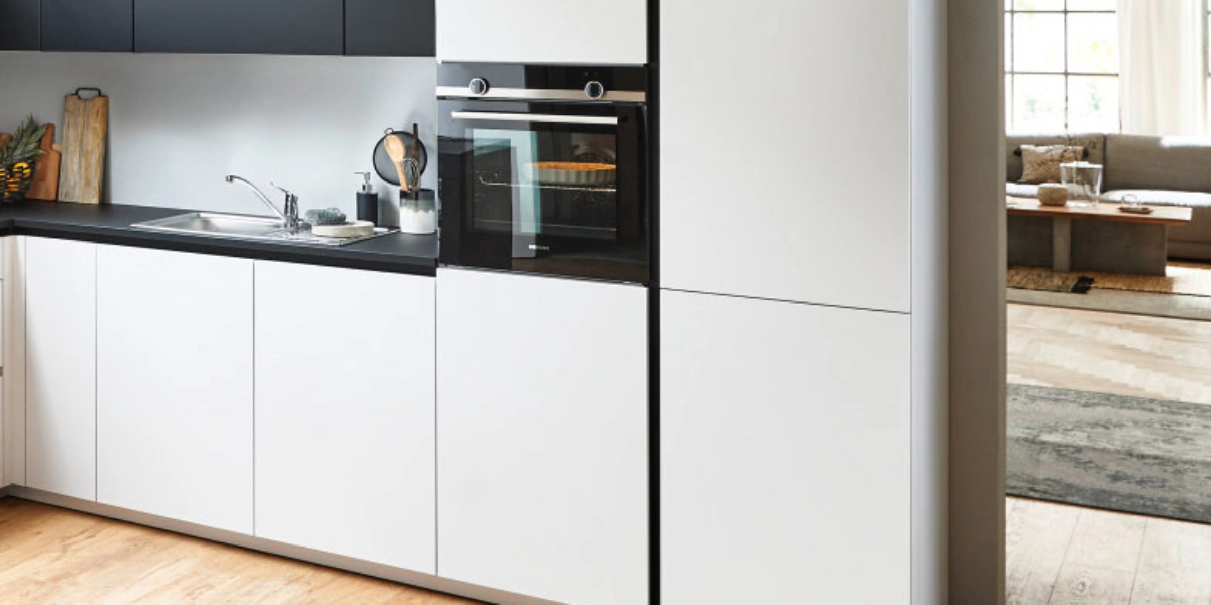 Cuisine moderne avec armoires blanches et four encastré, Nolte Kitchen.