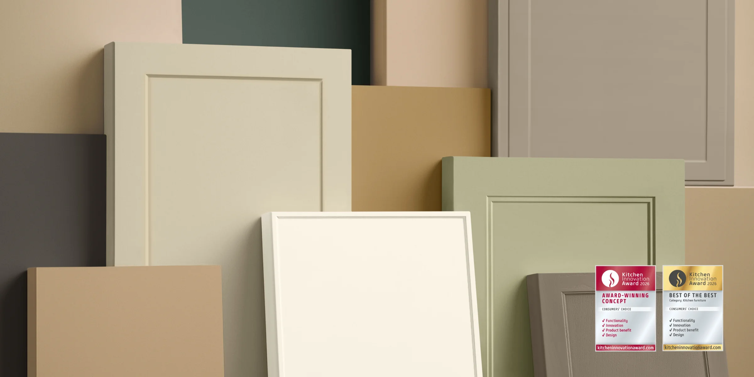 Różne fronty kuchenne Nolte w matowym lakierze - w delikatnych kolorach, takich jak Greige, Cashmere, Caramel, Olive i Magnolia - pokazują różnorodność koncepcji matowego lakieru 2025 z gładkimi i obramowanymi wzorami.