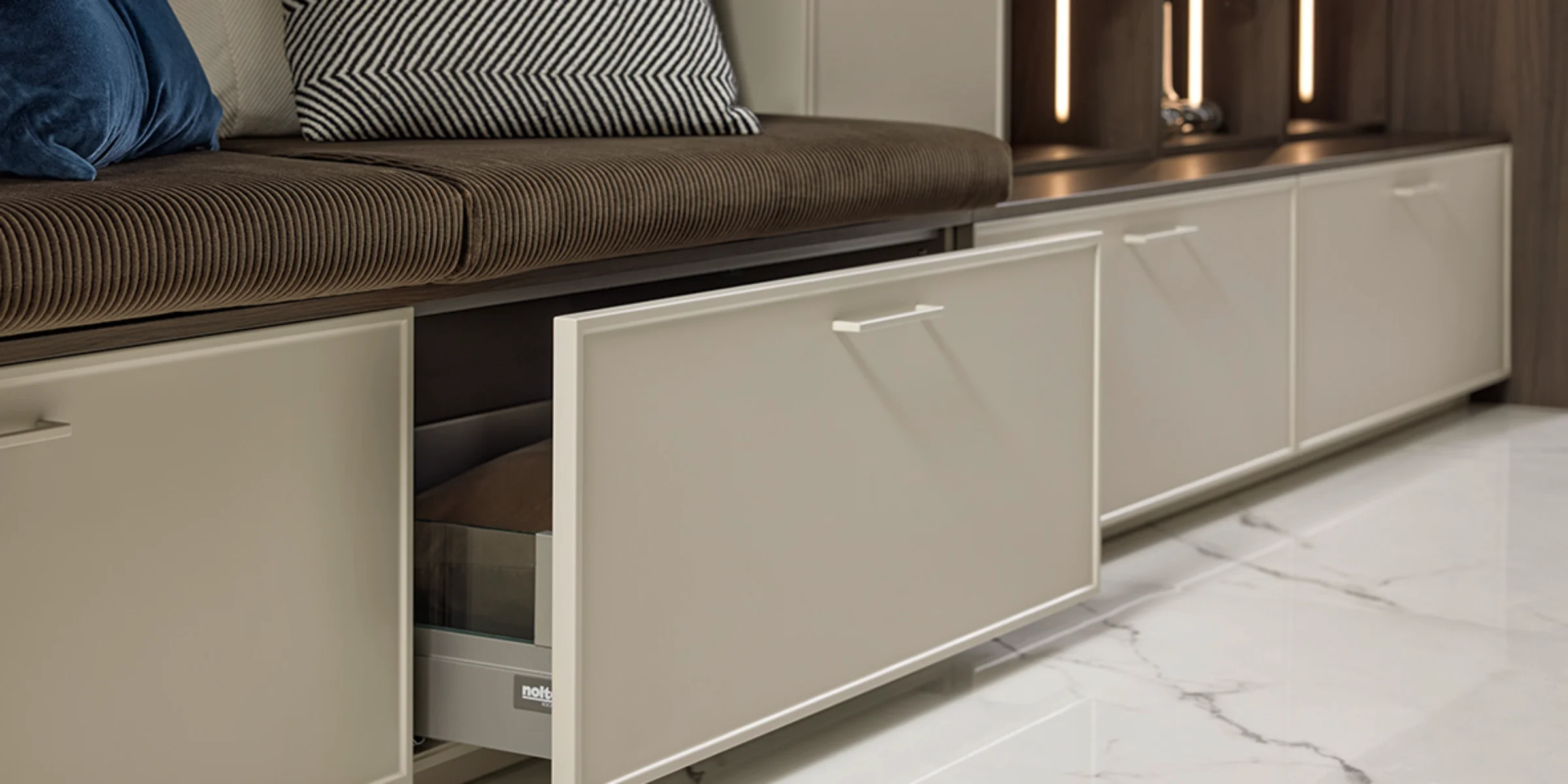 Mobili da soggiorno con panca e cassetti, design elegante. Nolte Living.