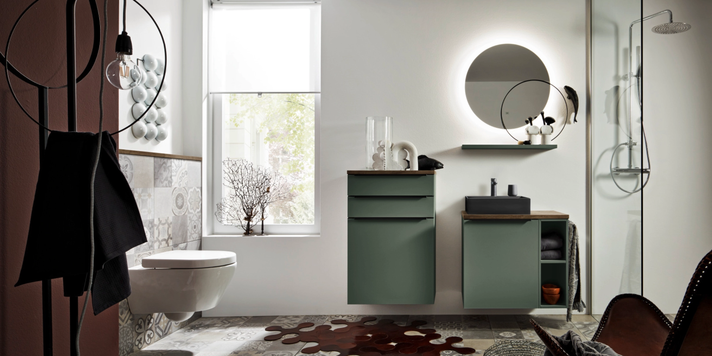 Ein modernes Badezimmer mit grünen Schränken und runder Beleuchtung, ideal für Nolte SPA.