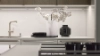 Una encimera de cocina moderna con decoración floral y grifería elegante, Nolte Cocina.