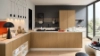 Moderne keuken met houtelementen en groot raam, ingericht door Nolte Kitchen.