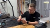 Ein Mann arbeitet in einer Werkstatt mit elektronischen Geräten, Nolte Küchen.